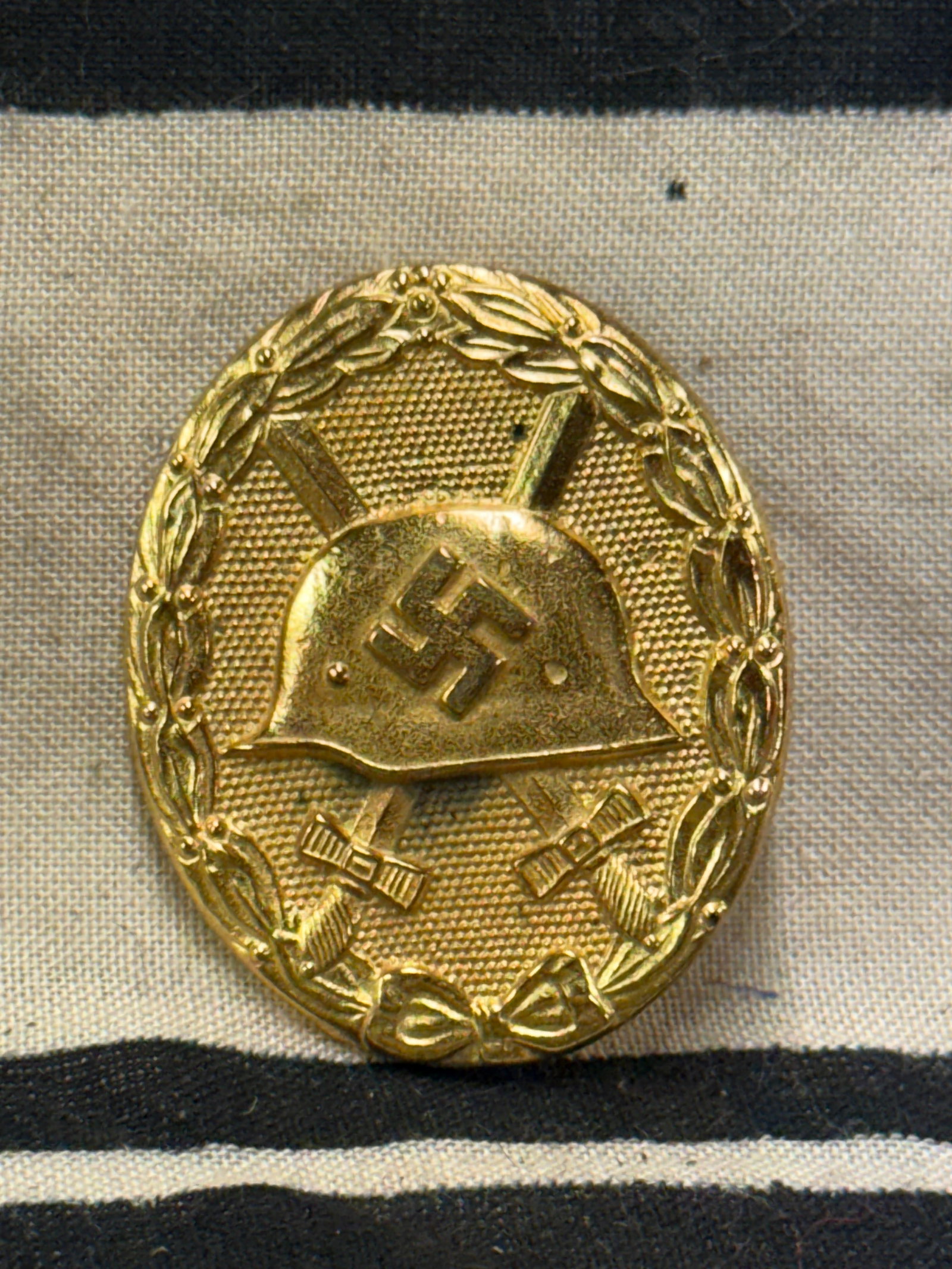 RARE WW2 GERMAN WOUND BADGE IN GOLD MARKED ON REVERSE: RARE WW2 GERMAN WOUND BADGE IN GOLD MARKED ON REVERSE. A RARE FIND. SHOWS GOOD WEAR AND USE WITH A BEAUTIFUL OVERALL PATINA. PLEASE VIEW ALL DETAILED PICTURES. A VERY RARE EXAMPLE OF THE TIME PERIOD.