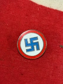 WW2 GERMAN LAPELE ENAMELED PIN WITH SWASTIKA BY RZM 41