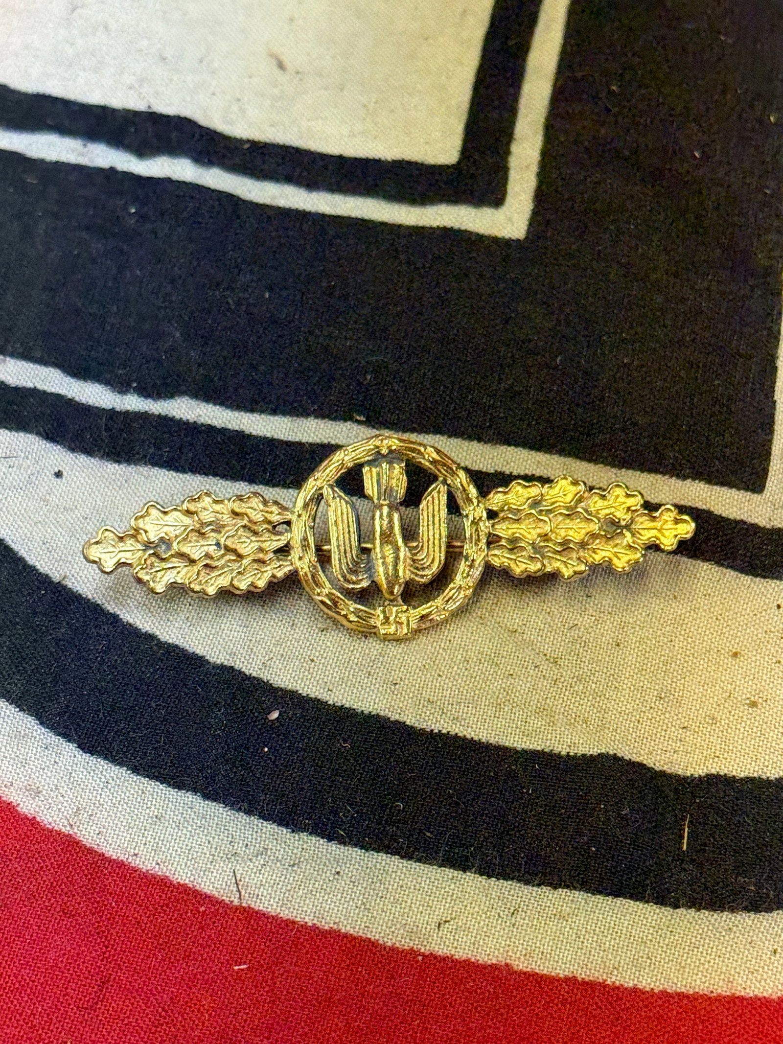 WW2 GERMAN LUFTWAFFE BOMBER CLASP IN GOLD BY F&BL: WW2 GERMAN LUFTWAFFE BOMBER CLASP IN GOLD BY F&BL. A VERY RARE FIND. SHOWS GOOD WEAR AND USE WITH A BEAUTIFUL OVERALL PATINA. RETIANS MOST OF ITS ORIGINAL SHAPE AND CONDITION. PLEASE VIEW ALL DETAILED