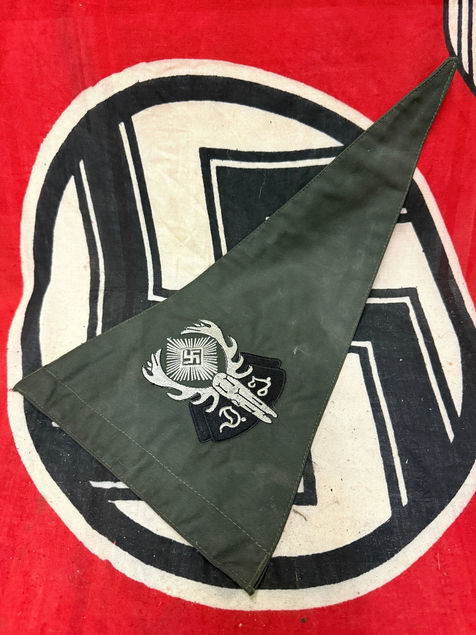 WW2 GERMAN HUNTING ASSOCIATION DOUBLE SIDED PENNANT: WW2 GERMAN HUNTING ASSOCIATION DOUBLE SIDED PENNANT. A RARE FIND. SHOWS GOOD WEAR AND USE WITH A BEAUTIFUL OVERALL PATINA. PLEASE VIEW ALL DETAILED PICTURES. A VERY RARE EXAMPLE OF THE TIME PERIOD.