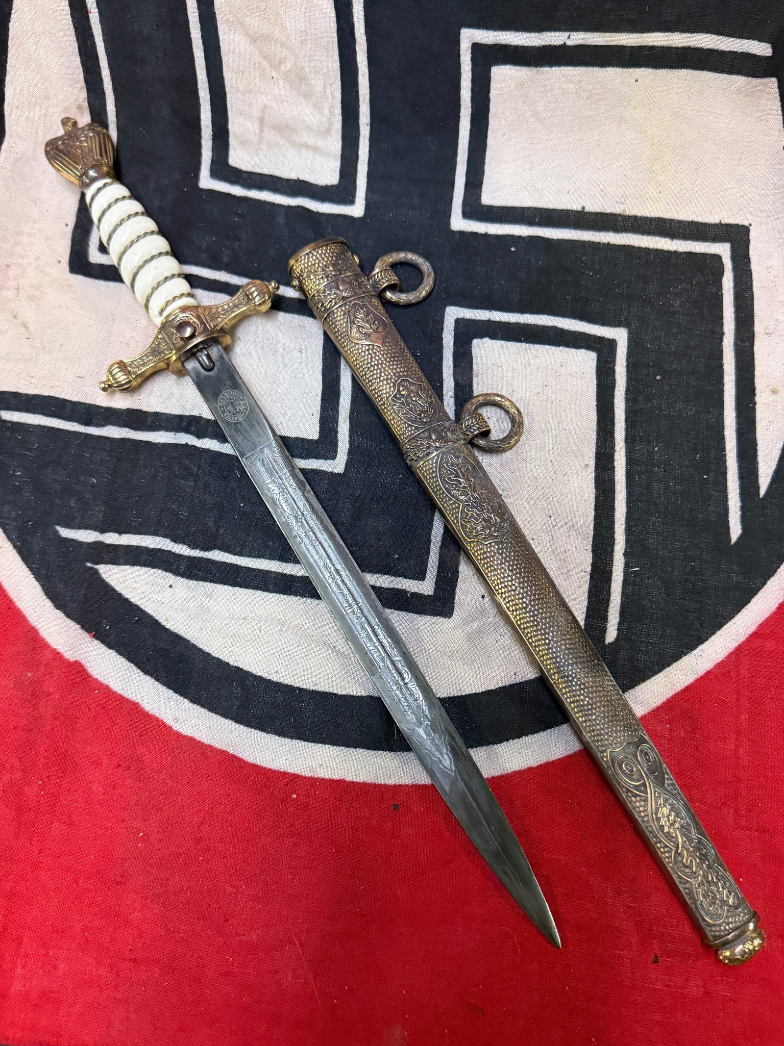 RARE WW2 GERMAN NAVY ADMIRALS DAGGER BY E.U.F. HORSTER SOLINGEN: RARE WW2 GERMAN NAVY ADMIRALS DAGGER BY E.U.F. HORSTER SOLINGEN. A VERY RARE ENGRAVED BLADE DAGGER THAT IS IN MINT OVERALL SHAPE AND CONDITION WITH A BEAUTIFUL OVERALL PATINA. COMES WITH THE ORIGINAL 