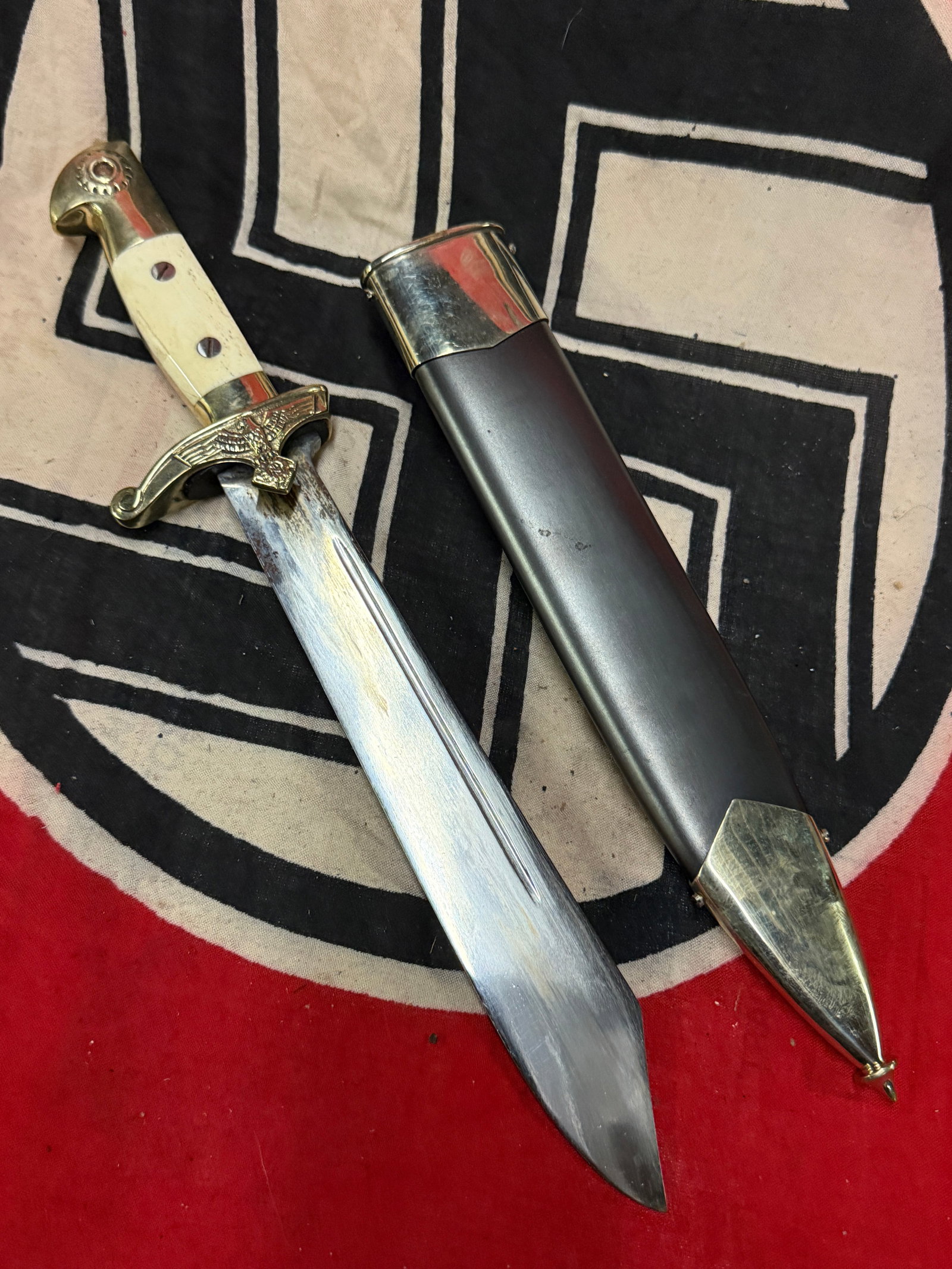 SCARCE WW2 GERMAN TENO DAGGER BY GES. GESCH. EICKHORN SOLINGEN: SCARCE WW2 GERMAN TENO DAGGER BY GES. GESCH. EICKHORN SOLINGEN. AN ULTRA RARE FIND. SHOWS GOOD WEAR AND USE WITH A BEAUTIFUL OVERALL PATINA. COMES WITH THE ORIGINAL SCABBARD. PLEASE VIEW ALL DETAILED 