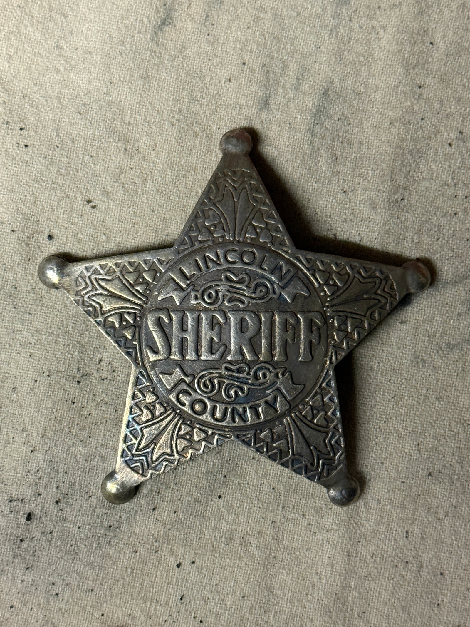 1800'S LINCOLN SHERIFF COUNTY BADGE: 1800'S LINCOLN SHERIFF COUNTY BADGE. A RARE EXAMPLE. IT IS IN MINT OVERALL SHAPE AND CONDITION WITH A BEAUTIFUL OVERALL PATINA. HAS A GREAT LOOK TO IT WITH AN EXCELLENT OVERALL EYE APPEAL. PLEASE VIEW