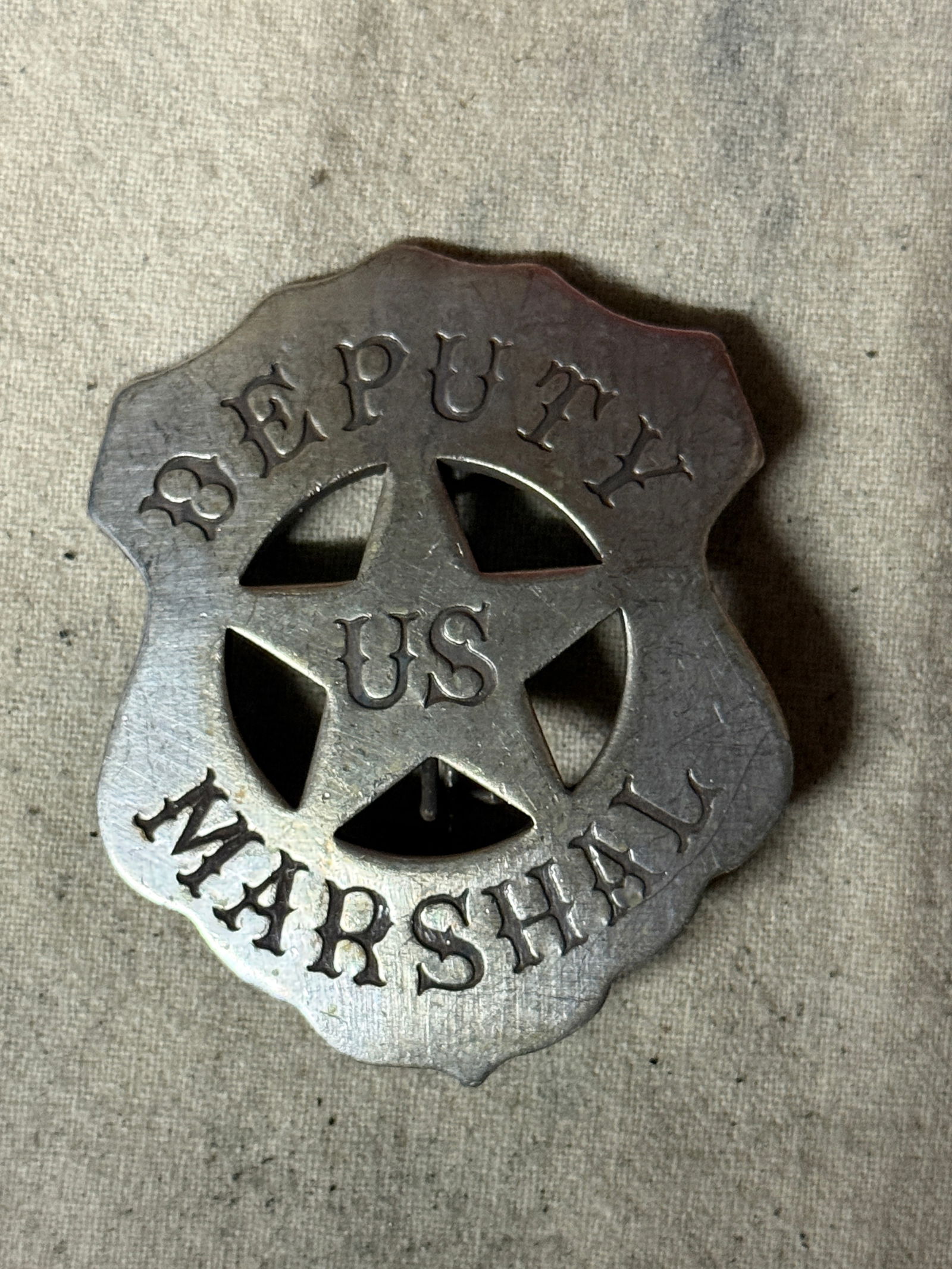 ANTIQUE 1800'S DEPUTY US MARSHAL BADGE: ANTIQUE 1800'S DEPUTY US MARSHAL BADGE. A RARE EXAMPLE. IT IS IN MINT OVERALL SHAPE AND CONDITION WITH A BEAUTIFUL OVERALL PATINA. HAS A GREAT LOOK TO IT WITH AN EXCELLENT OVERALL EYE APPEAL. PLEASE V