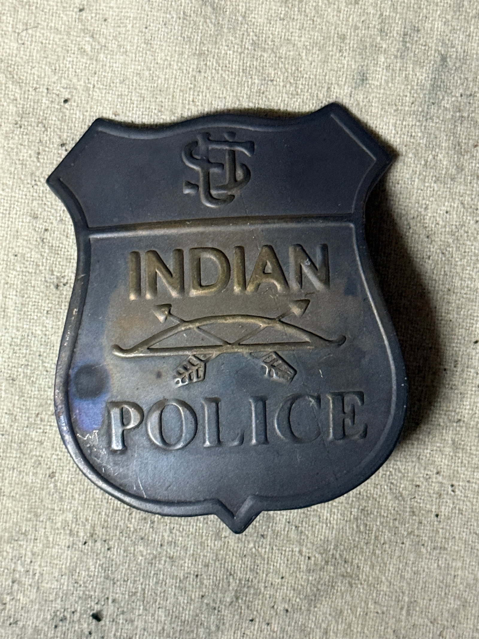 ANTIQUE 1800'S SIOUX INDIAN POLICE BADGE: ANTIQUE 1800'S SIOUX INDIAN POLICE BADGE. A RARE EXAMPLE. IT IS IN MINT OVERALL SHAPE AND CONDITION WITH A BEAUTIFUL OVERALL PATINA. HAS A GREAT LOOK TO IT WITH AN EXCELLENT OVERALL EYE APPEAL. PLEASE