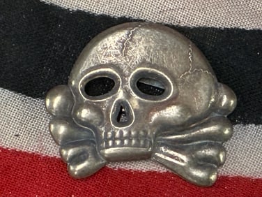 EARLY WW2 GERMAN TOTENKOPF SKULL HEADGEAR BADGE