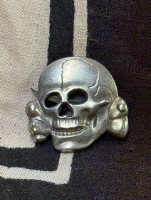 WW2 GERMAN TOTENKOPF SS SKULL VISOR CAP BADGE BY RZM 254/42