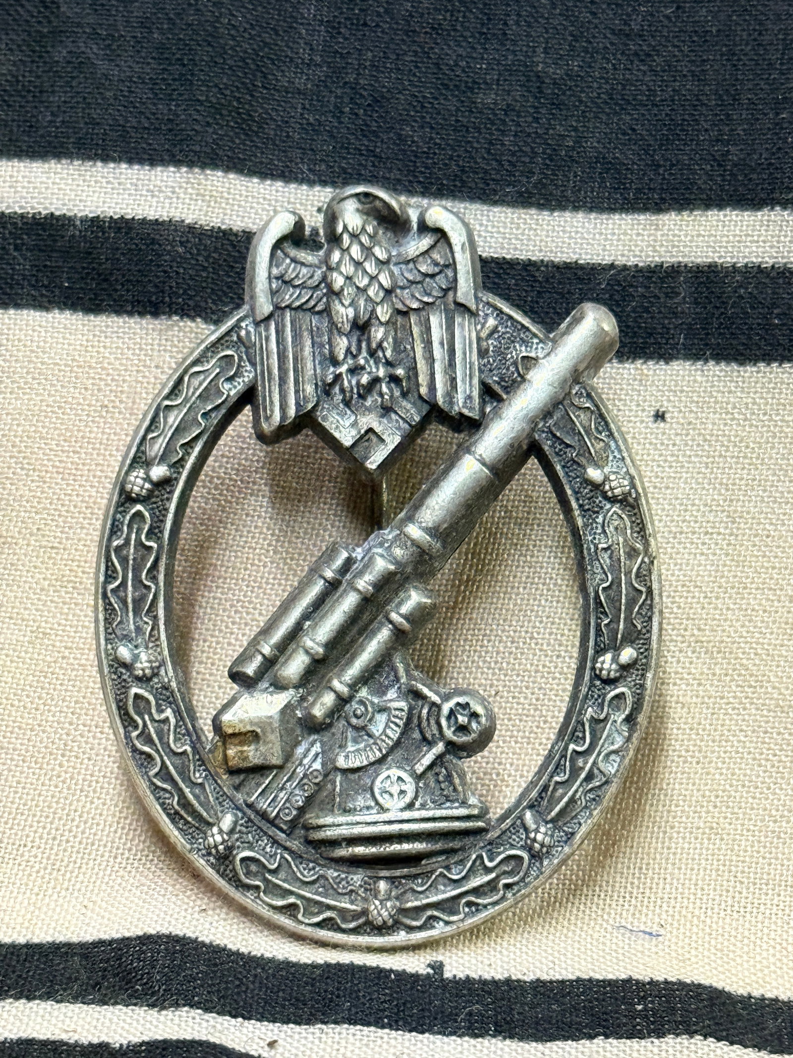 WW2 German Heer Flak Badge ( WH WIEN ): WW2 German Heer Flak Badge ( WH WIEN ). A RARE EXAMPLE THAT IS IN MINT OVERALL SHAPE AND CONDITION WITH A BEAUTIFUL OVERALL PATINA. PLEASE VIEW ALL DETAILED PICTURES. A RARE EXAMPLE OF THE TIME PERIOD