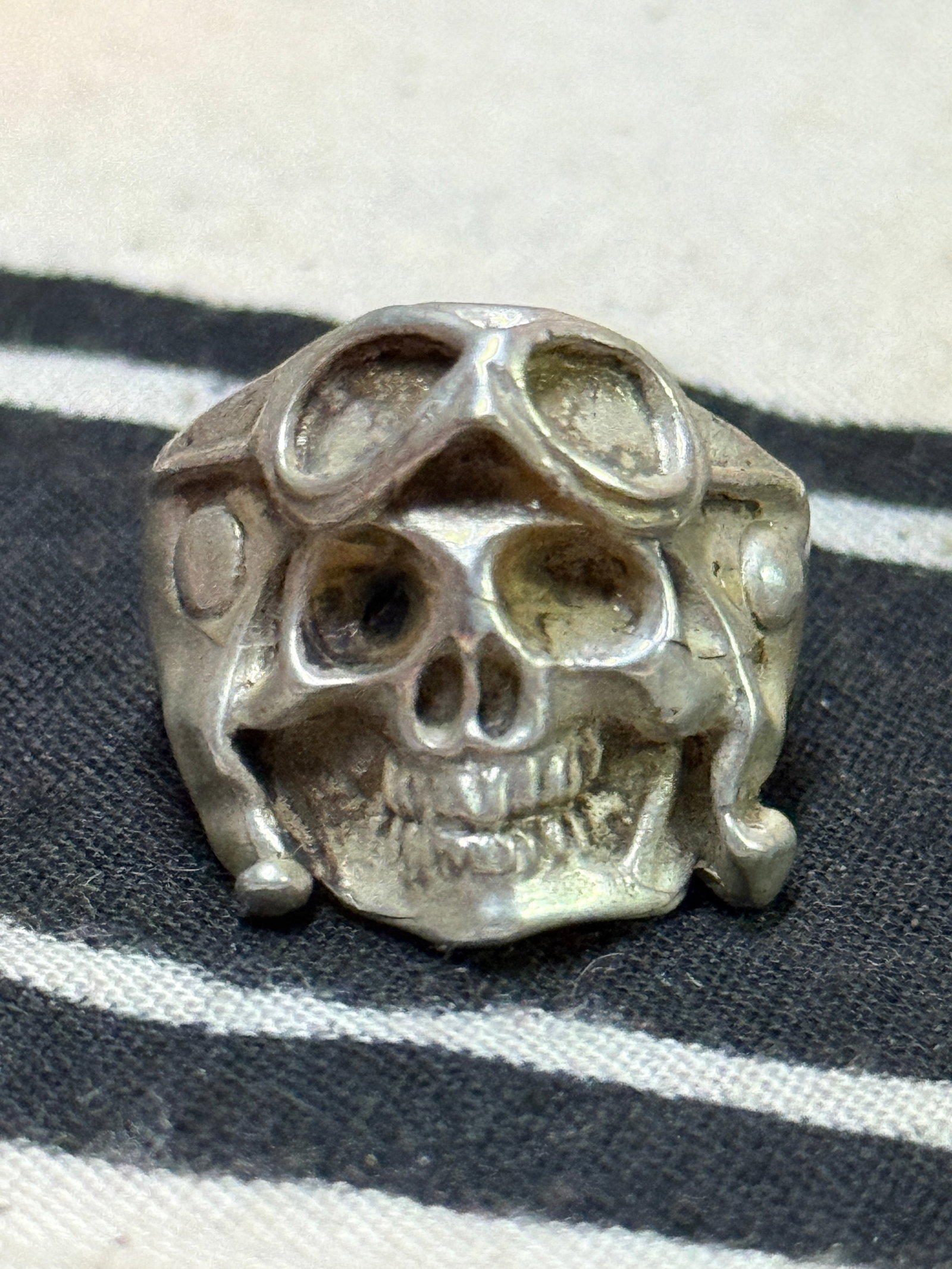 WW2 GERMAN LUFTWAFFE PARATROOPER 800 SILVER RING: WW2 GERMAN LUFTWAFFE PARATROOPER 800 SILVER RING. AN ULTRA RARE FIND. SHOWS GOOD WEAR AND USE WITH A BEAUTIFUL OVERALL PATINA. HEAVY AND VERY WELL MADE RING WORN BY A PARATROOPER OF THE GERMAN LUFTWAF