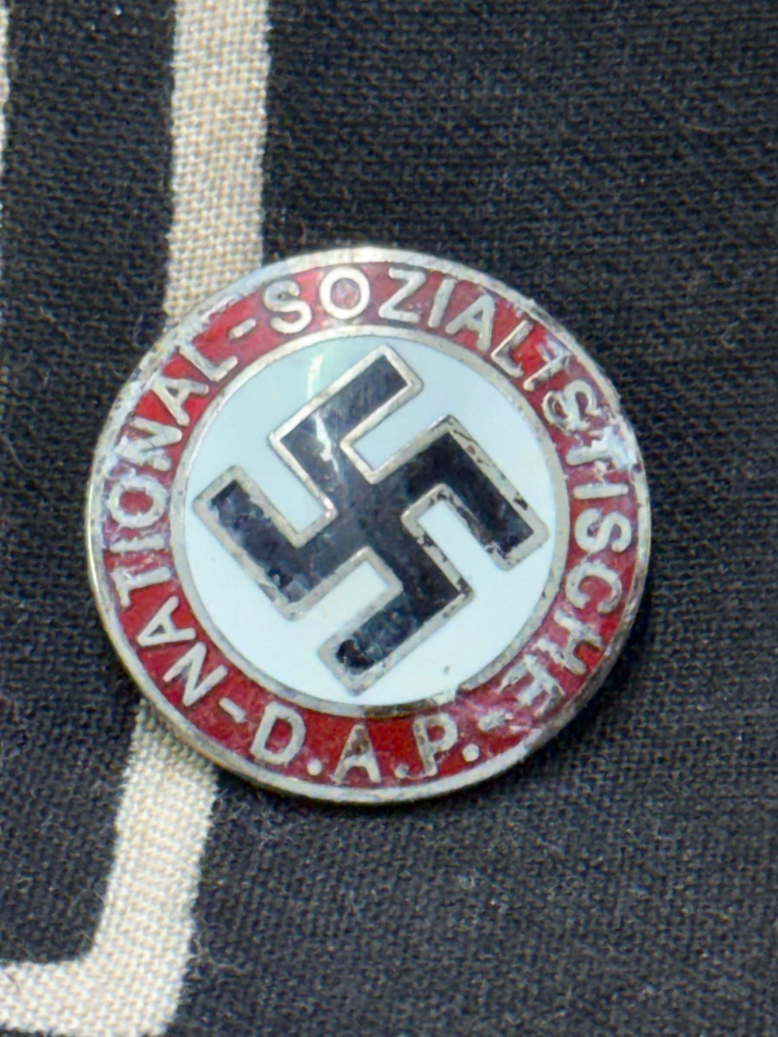 RARE WW2 GERMAN NSDAP ENAMELED LAPEL PIN BY RZM M1/129: RARE WW2 GERMAN NSDAP ENAMELED LAPEL PIN BY RZM M1/129. A VERY RARE EXAMPLE THAT IS IN MINT OVERALL SHAPE AND CONDITION WITH A BEAUTIFUL OVERALL PATINA. PLEASE VIEW ALL DETAILED PICTURES. A SCARCE EXA