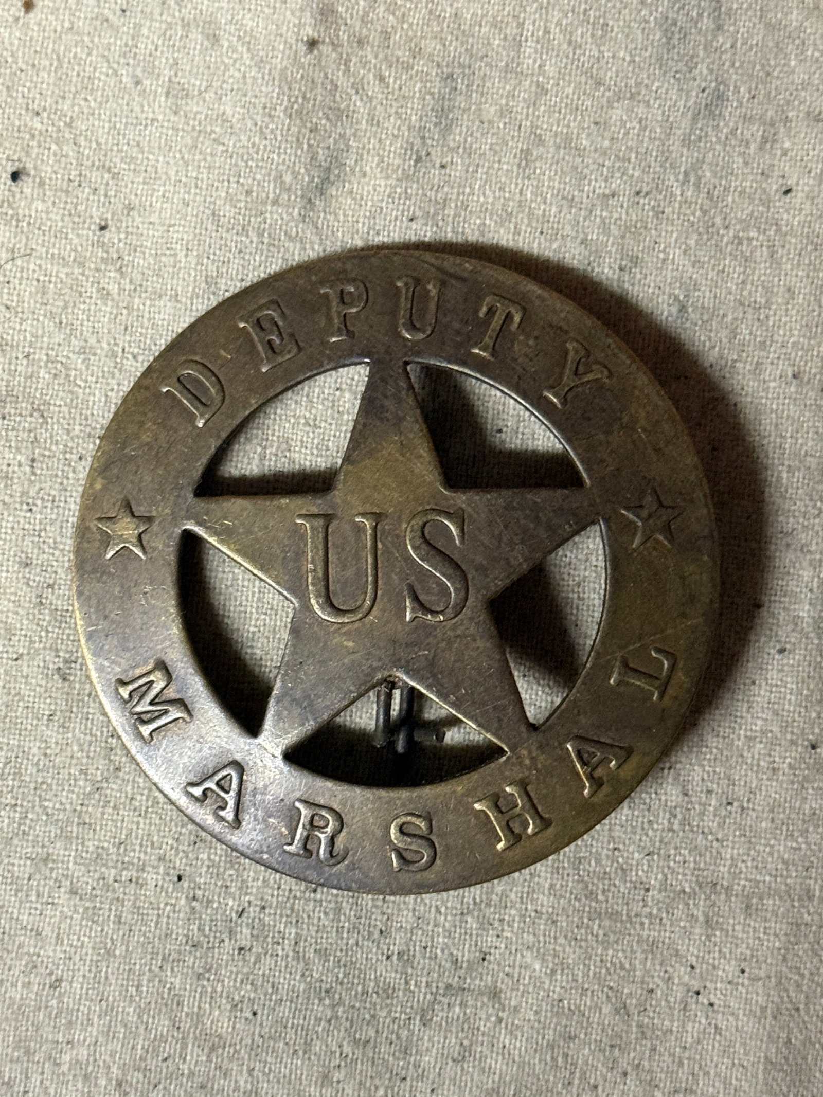 ANTIQUE 1800'S DEPUTY US MARSHAL BADGE: ANTIQUE 1800'S DEPUTY US MARSHAL BADGE. A RARE EXAMPLE. IT IS IN MINT OVERALL SHAPE AND CONDITION WITH A BEAUTIFUL OVERALL PATINA. HAS A GREAT LOOK TO IT WITH AN EXCELLENT OVERALL EYE APPEAL. PLEASE V