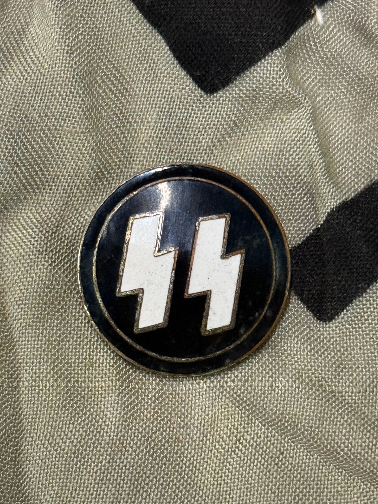 RARE WW2 GERMAN WAFFEN SS LAPEL ENAMELED PIN BADGE BY RZM M1/4 GES. GESCH.: RARE WW2 GERMAN WAFFEN SS LAPEL ENAMELED PIN BADGE BY RZM M1/4 GES. GESCH. A RARE EXAMPLE THAT IS IN MINT OVERALL SHAPE AND CONDITION WITH A BEAUTIFUL OVERALL PATINA. SHOWS GOOD WEAR AND USE. PLEASE V