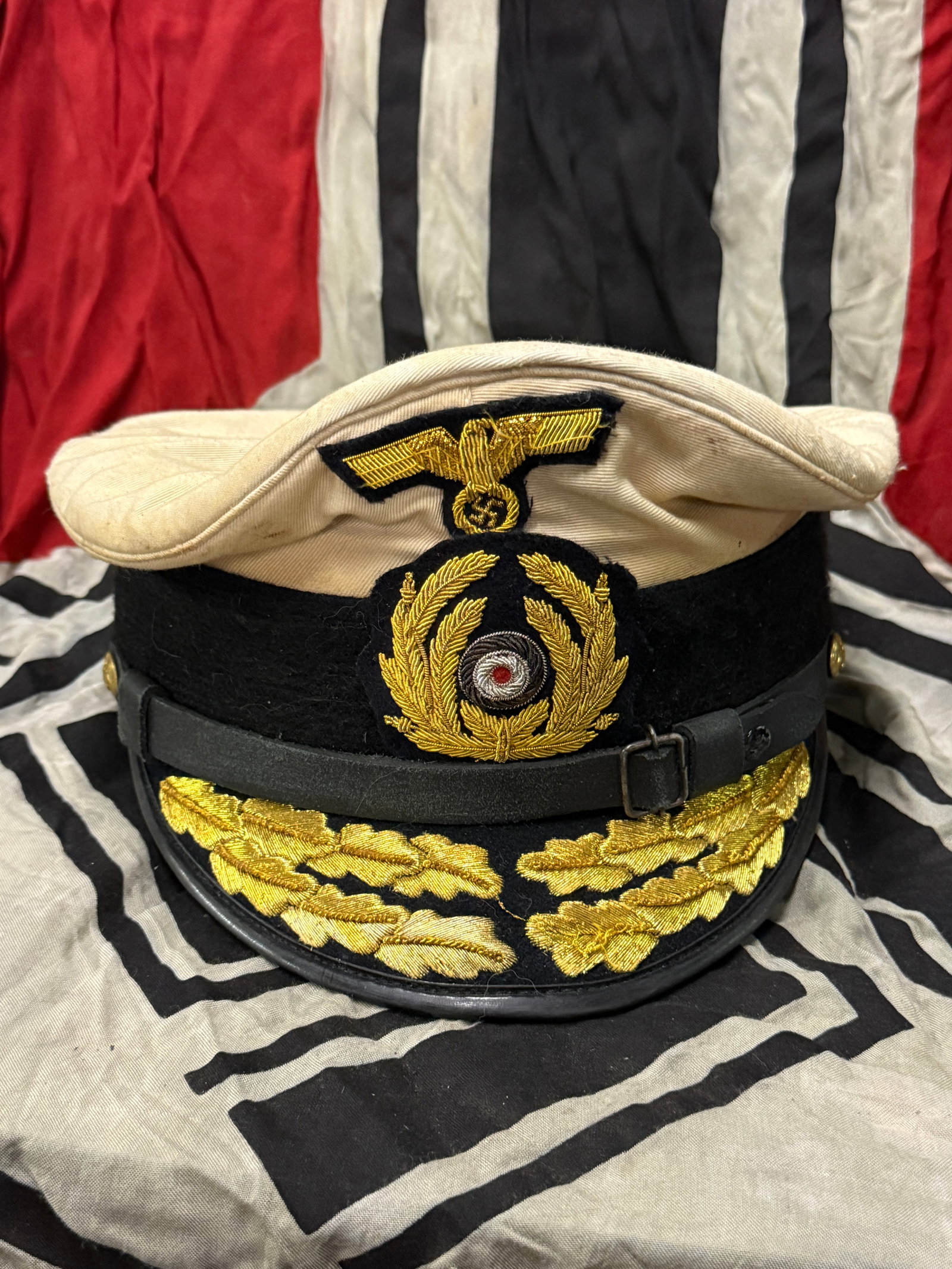 WW2 GERMAN NAVY WHITE KRIEGSMARINE OFFICER VISOR CAP BY EREL: WW2 GERMAN NAVY WHITE KRIEGSMARINE OFFICER VISOR CAP BY EREL. A VERY RARE EXAMPLE THAT IS IN MINT OVERALL SHAPE AND CONDITION WITH A BEAUTIFUL OVERALL PATINA. SHOWS GOOD WEAR AND USE. COMES COMPLETE W