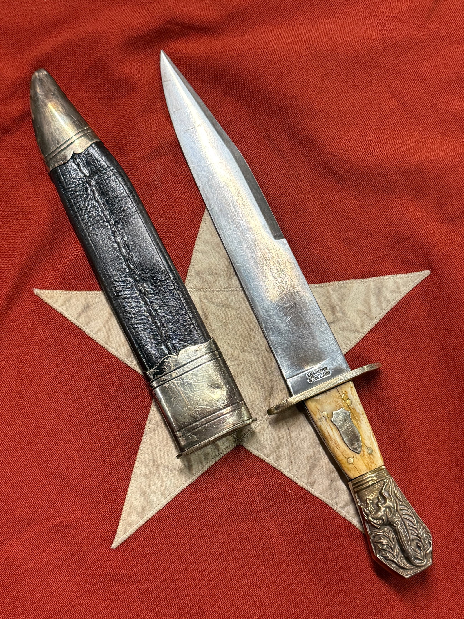 CIVIL WAR CONFEDERATE ALLIGATOR HORSE BOWIE KNIFE BY LASSERRE N. ORLEANS: CIVIL WAR CONFEDERATE ALLIGATOR HORSE BOWIE KNIFE BY LASSERRE N. ORLEANS. A VERY RARE FIND. SHOWS GOOD WEAR AND USE WITH A BEAUTIFUL PATINA THROUGHOUT. BEAUTIFUL ALLIGATOR HORSE POMMEL DESIGN WITH BON
