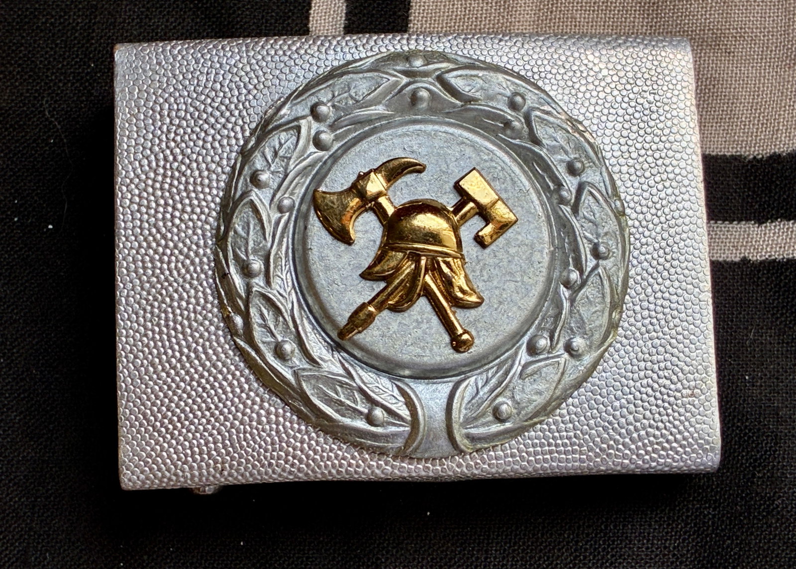 WW2 German A Weimar Republic Pre-1934 Fire Defence Service Enlisted Man's Belt Buckle: WW2 German A Weimar Republic Pre-1934 Fire Defence Service Enlisted Man's Belt Buckle. In die stamped aluminum with aluminum faceplate affixed by 4 prongs, with centre insignia in bronze affixed by tw