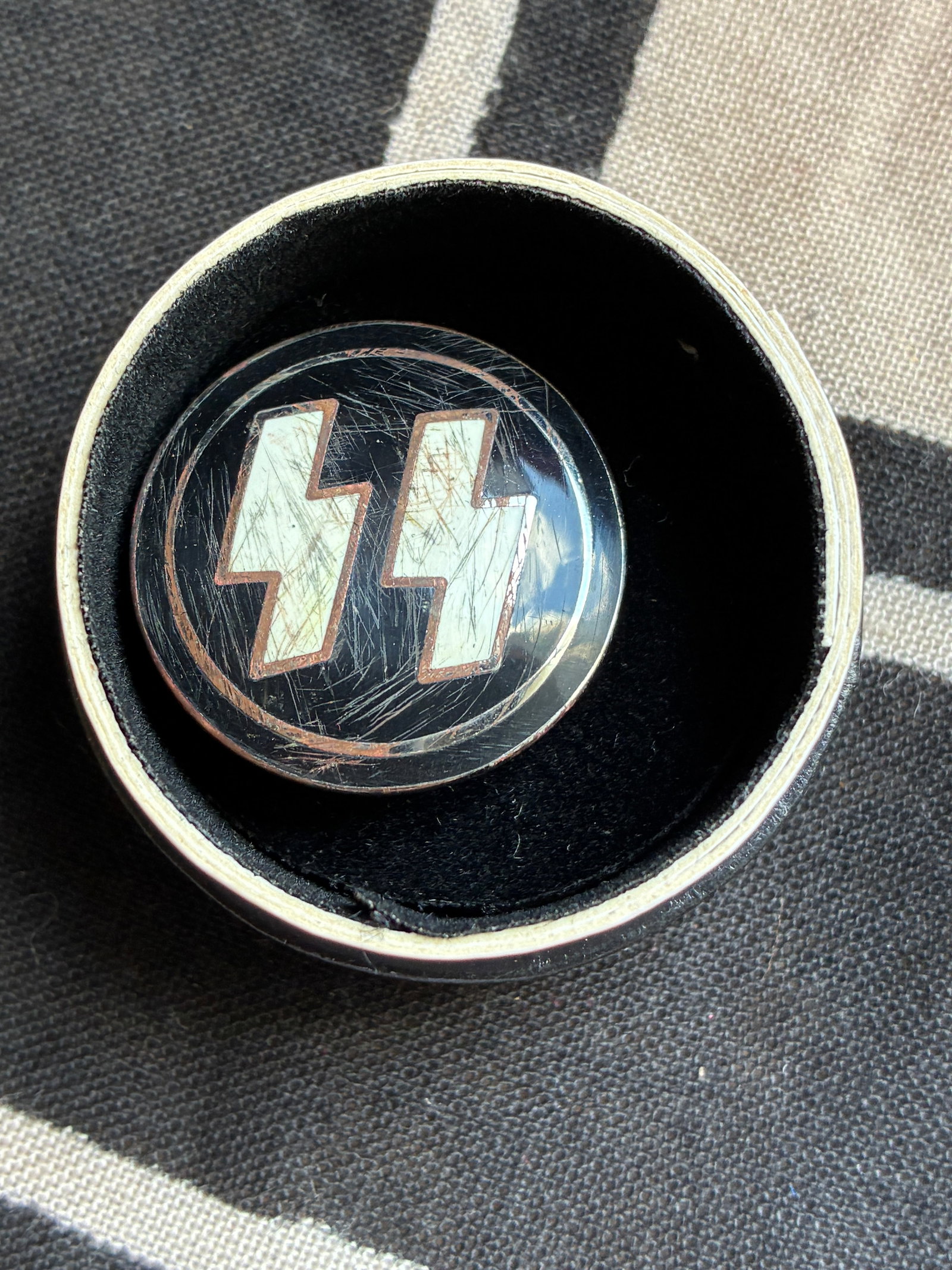 WW2 GERMAN WAFFEN SS MEMBERSHIP LAPEL ENAMELED PIN BADGE BY RZM M1/4 GES. GESCH. WITH BOX: WW2 GERMAN WAFFEN SS MEMBERSHIP LAPEL ENAMELED PIN BADGE BY RZM M1/4 GES. GESCH. WITH BOX. A VERY RARE EXAMPLE COMES IN THE ORIGINAL PIN. PLEASE VIEW ALL DETAILED PICTURES. A VERY SCARCE EXAMPLE OF TH