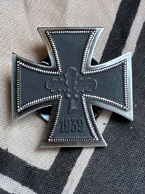 WW2 GERMAN 1939 IRON CROSS WITH OAK LEAVES WITH SCREW BACK CONSTRUCTION