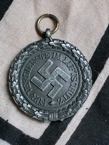 WW2 German 2nd Class Luftschutz Medal