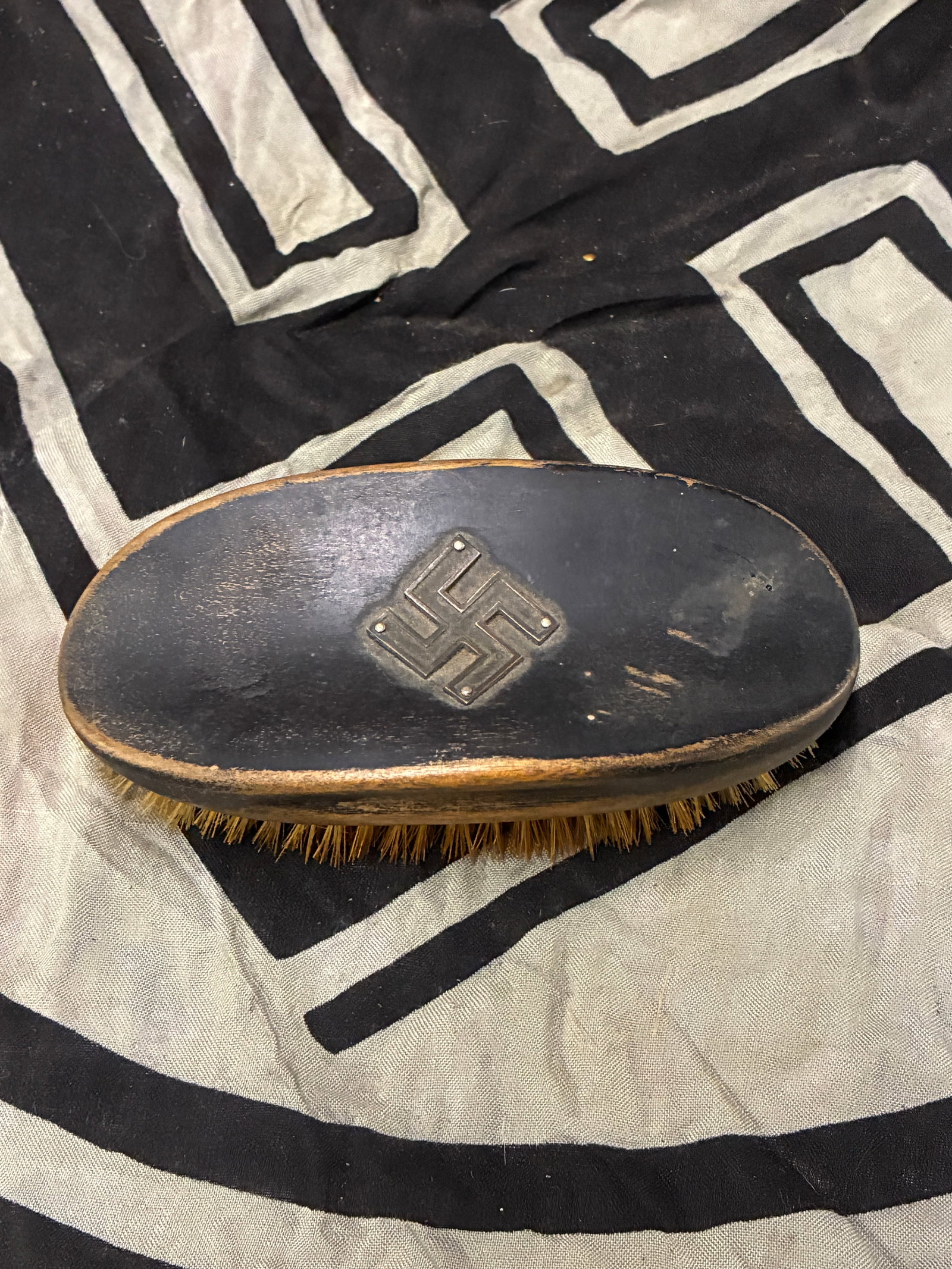 RARE WW2 GERMAN NAZI SOLDIER'S SHOE POLISH BRUSH: RARE WW2 GERMAN NAZI SOLDIER'S SHOE POLISH BRUSH. A VERY RARE FIND. SHOWS GOOD WEAR AND USE WITH A BEAUTIFUL OVERALL PATINA. PLEASE VIEW ALL DETAILED PICTURES. A RARE EXAMPLE.