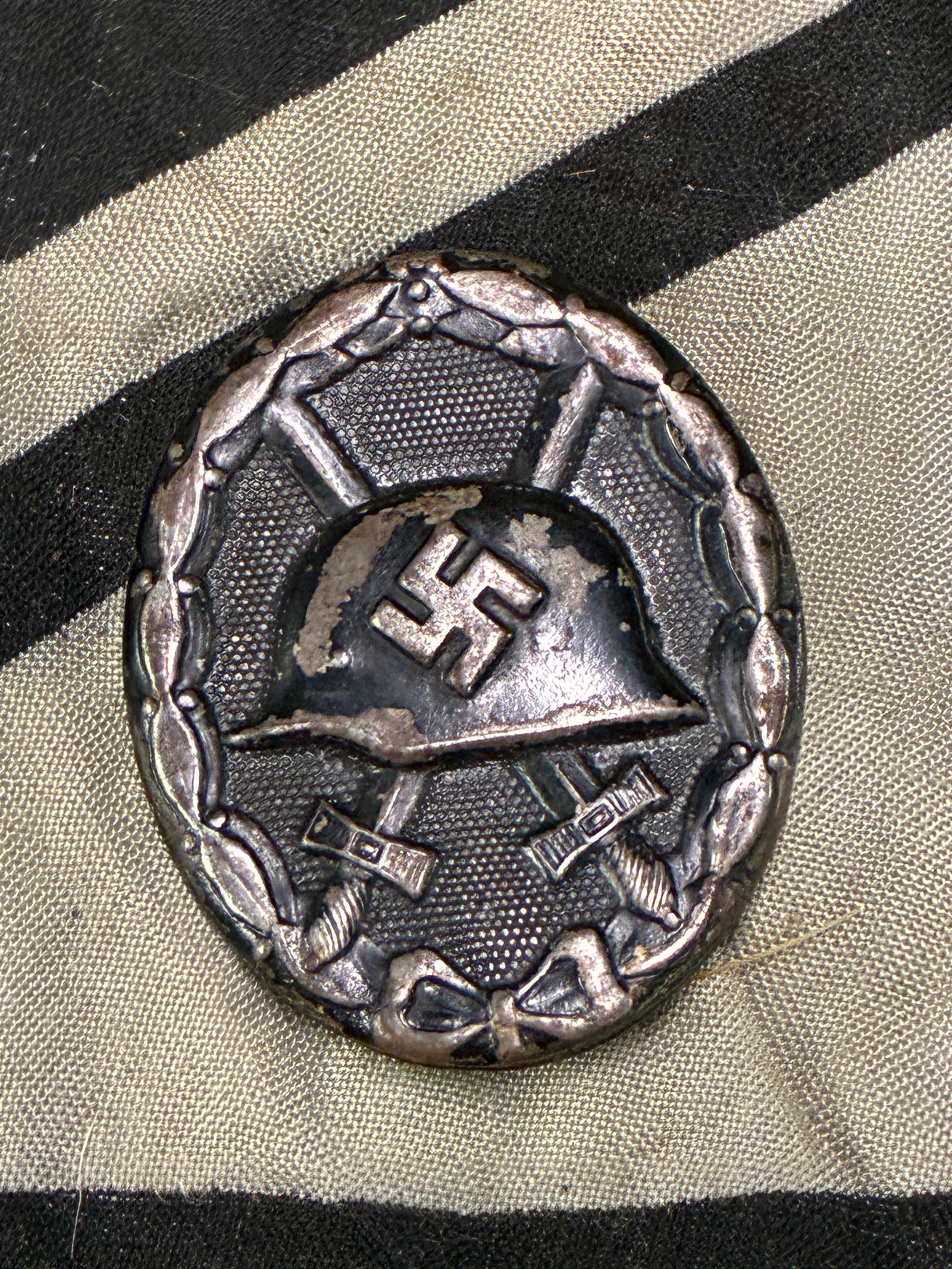 WW2 German Wound Badge Black 1939 By Rudolf Wachtler: WW2 German Wound Badge Black 1939 By Rudolf Wachtler. WW2 German Wound Badge Black 1939 By Rudolf Wachtler & Lange (Verwundetenabzeichen), die-stamped in steel with nice factory paint finish. Not mark