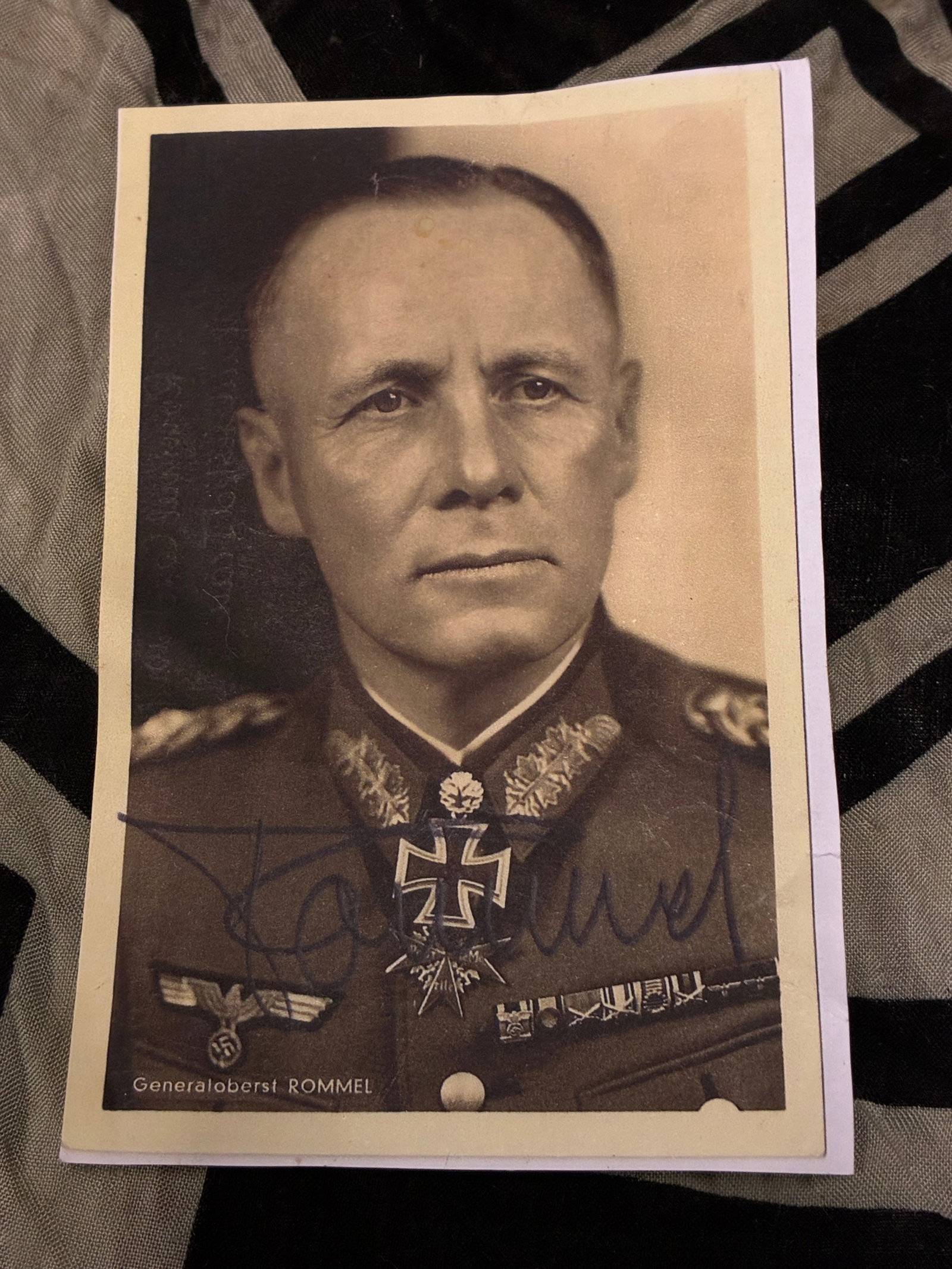 WW2 GERMAN GENERAL ERWIN ROMMEL SIGNED PHOTOGRAPH CUT OUT: WW2 GERMAN GENERAL ERWIN ROMMEL SIGNED PHOTOGRAPH CUT OUT. A VERY RARE EXAMPLE. PLEASE VIEW ALL DETAILED PICTURES.