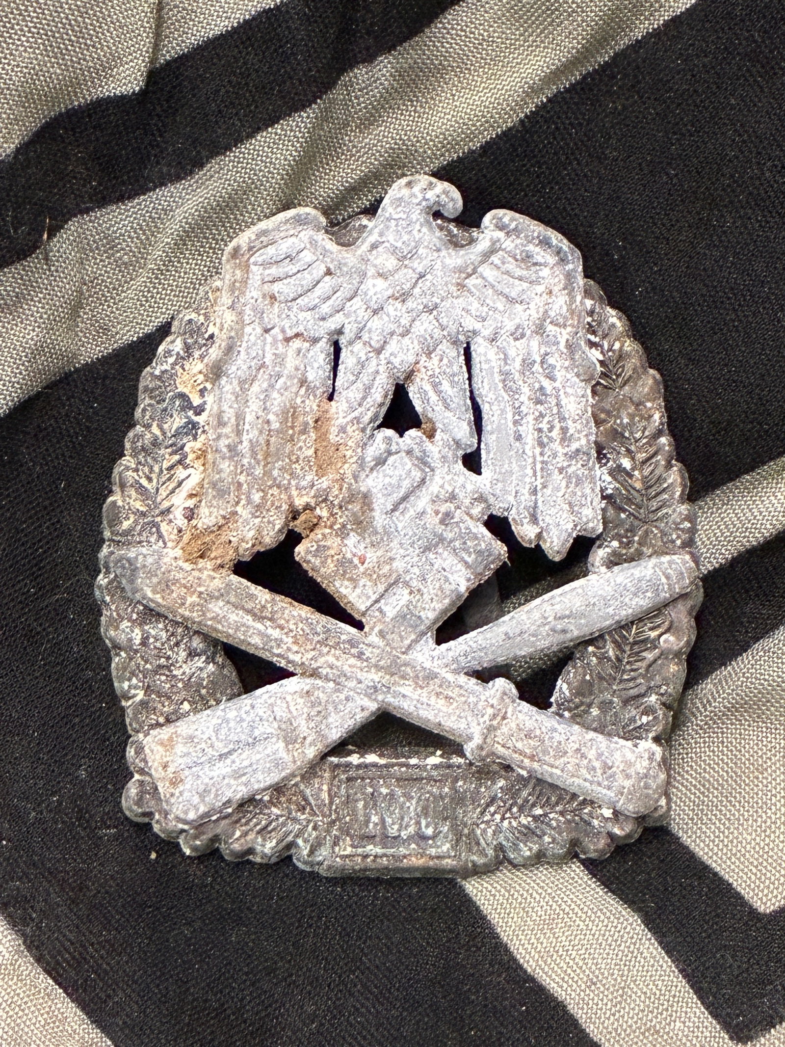 WWII GERMAN GENERAL ASSAULT BADGE 100 ASSAULT BY JFS: WWII GERMAN GENERAL ASSAULT BADGE 100 ASSAULT BY JFS. A RARE FIND. SHOWS GOOD WEAR AND USE WITH A BEAUTIFUL OVERALL PATINA. Third Reich General Assault badge for 100 assaults. Reichsadler clutching sw