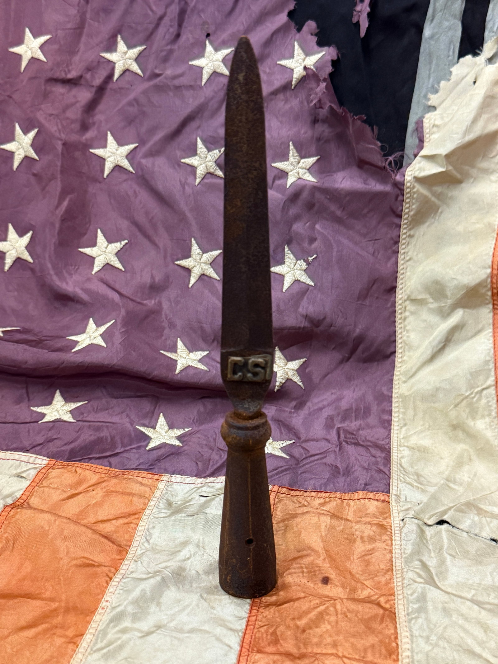 RARE CIVIL WAR CONFEDERATE CSA C.S. SPEAR HEAD: RARE CIVIL WAR CONFEDERATE CSA C.S. SPEAR HEAD. A RARE EXAMPLE THAT IS IN MINT OVERALL SHAPE AND CONDITION WITH A BEAUTIFUL OVERALL PATINA. HAS A GREAT LOOK TO IT WITH A N EXCELLENT OVERALL EYE APPEAL