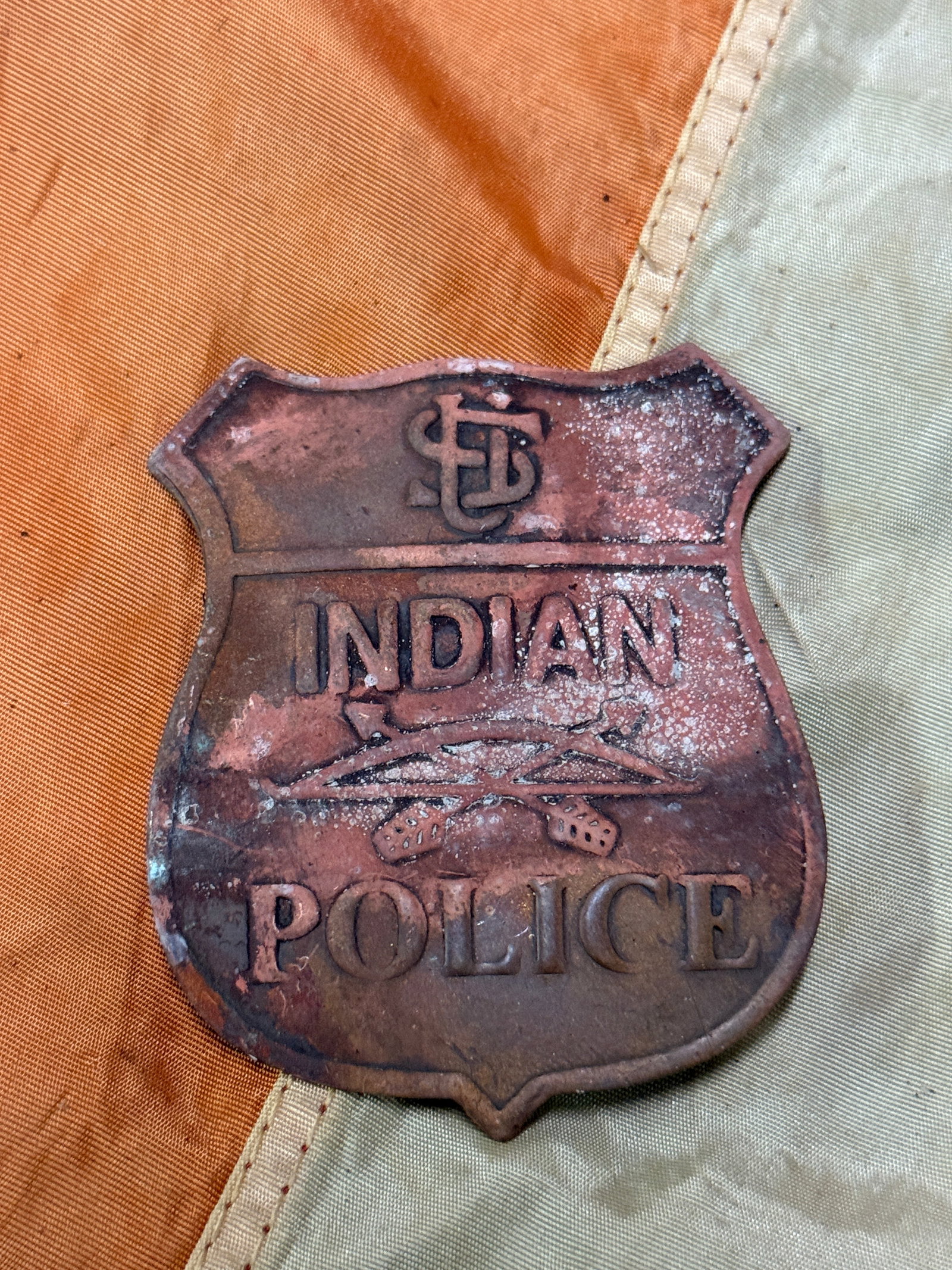 ANTIQUE 1800'S SIOUX INDIAN POLICE BADGE: ANTIQUE 1800'S SIOUX INDIAN POLICE BADGE. A RARE EXAMPLE THAT IS IN MINT OVERALL SHAPE AND CONDITION WITH A BEAUTIFUL OVERALL PATINA. HAS A GREAT LOOK TO IT WITH A N EXCELLENT OVERALL EYE APPEAL. PLEA