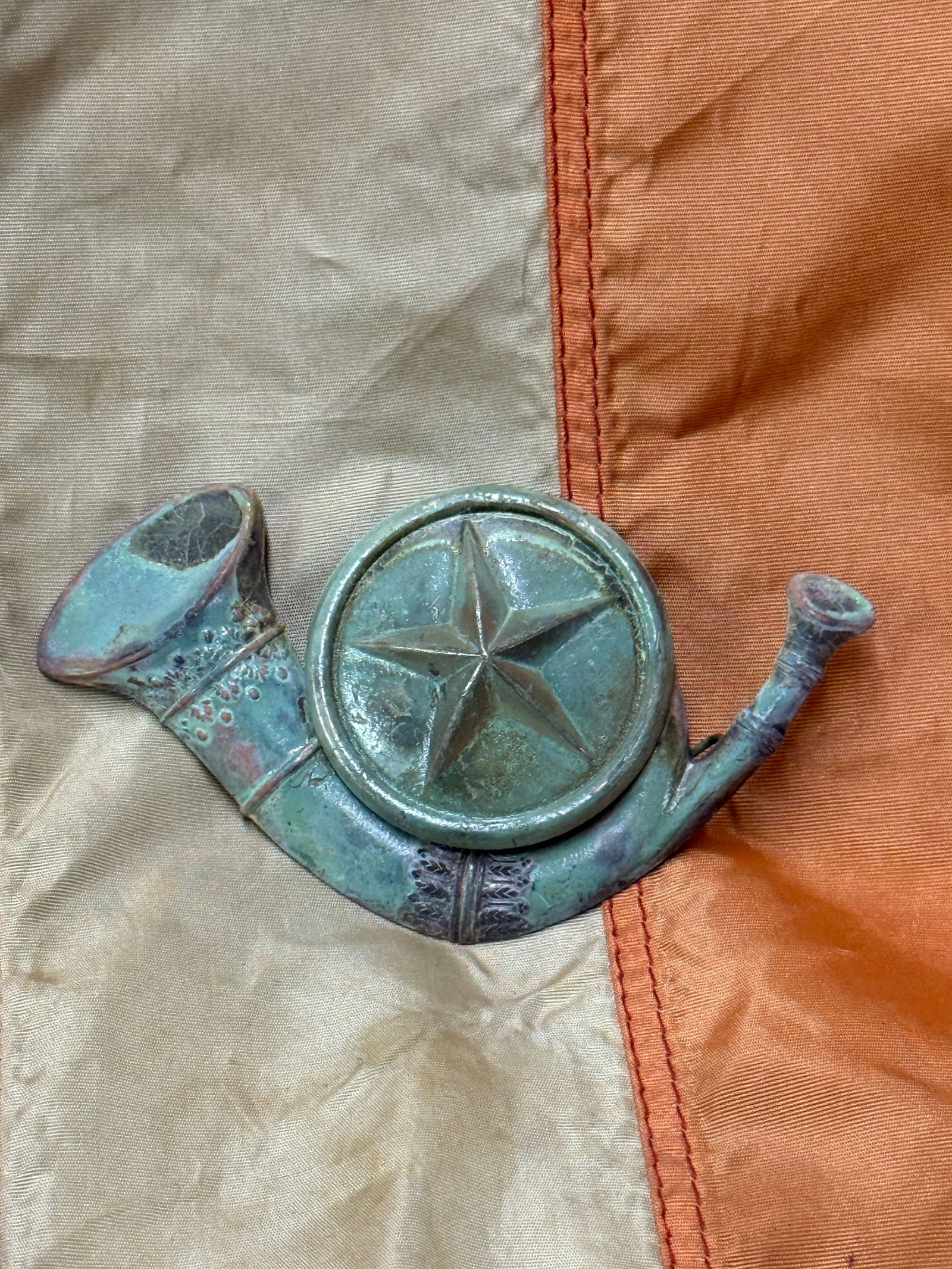 CIVIL WAR CONFEDERATE CSA TEXAS INFANTRY HEADGE BADGE INSIGNIA: CIVIL WAR CONFEDERATE CSA TEXAS INFANTRY HEADGE BADGE INSIGNIA. A RARE EXAMPLE THAT IS IN MINT OVERALL SHAPE AND CONDITION WITH A BEAUTIFUL OVERALL PATINA. HAS A GREAT LOOK TO IT WITH A N EXCELLENT OV