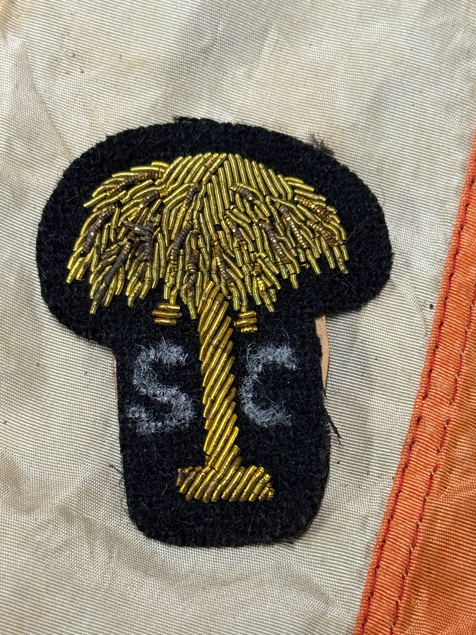 CIVIL WAR CONFEDERATE SOUTH CAROLINA PALMETTO INSIGNIA BADGE BY J.H. SILVERBERG: CIVIL WAR CONFEDERATE SOUTH CAROLINA PALMETTO INSIGNIA BADGE BY J.H. SILVERBERG. A VERY RARE BULLION BADGE WITH THE ORIGINAL MAKER MARK TAG STILL ATTACHED ON THE REVERSE. PLEASE VIEW ALL DETAILED PICT