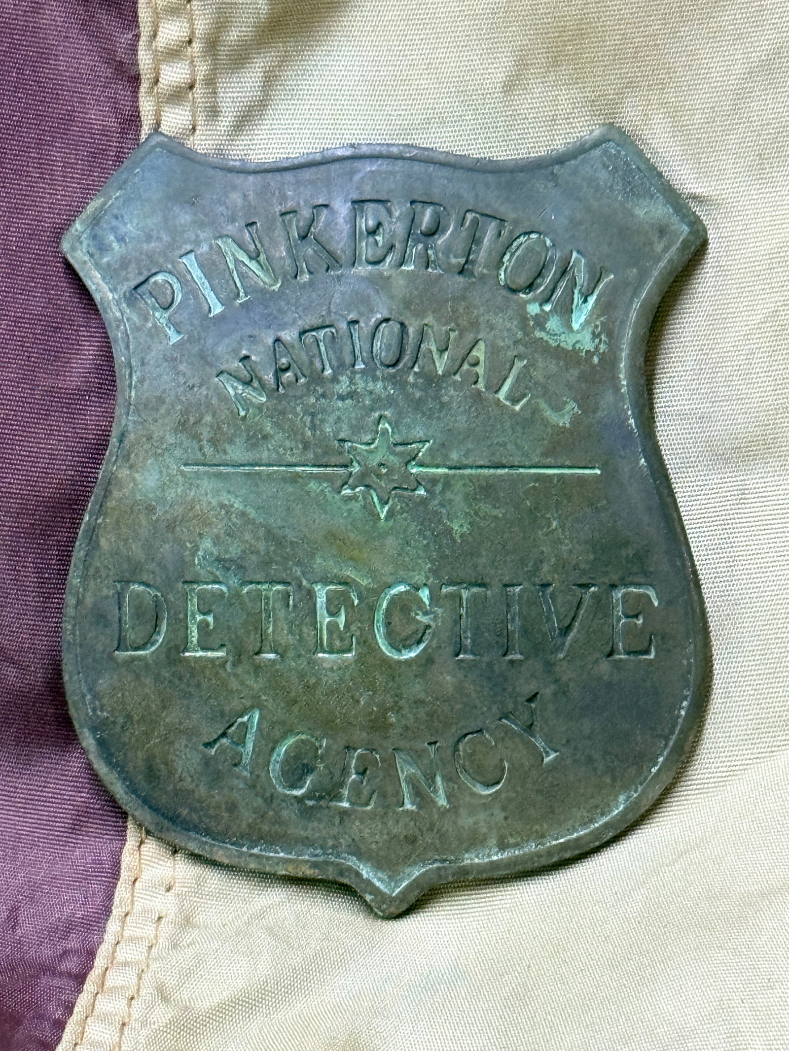 CIVIL WAR PINKERTON NATIONAL DETECTIVE AGENCY BADGE: CIVIL WAR PINKERTON NATIONAL DETECTIVE AGENCY BADGE. PINKERTON'S DETECTIVES SERVED DURING THE CIVIL WAR WITH A. LINCOLN - PROTECTING HIM. SHOWS GOOD WEAR AND USE WITH A BEAUTIFUL OVERALL PATINA. PLEAS