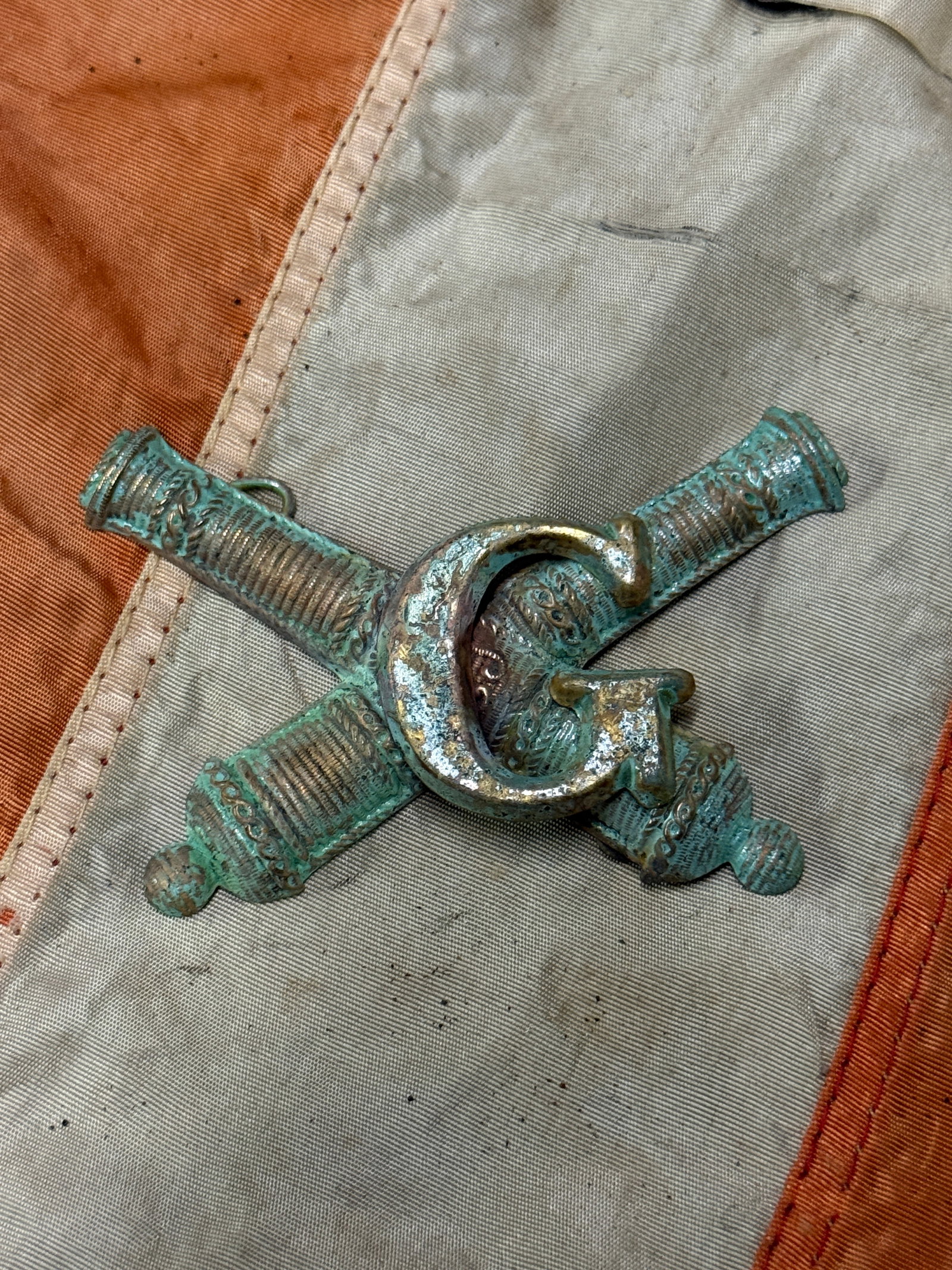 CIVIL WAR ARTILLERY CO. G. HEADGEAR BADGE INSIGNIA: CIVIL WAR ARTILLERY CO. G. HEADGEAR BADGE INSIGNIA. A RARE EXAMPLE THAT IS IN MINT OVERALL SHAPE AND CONDITION WITH A BEAUTIFUL OVERALL PATINA. HAS A GREAT LOOK TO IT WITH A N EXCELLENT OVERALL EYE AP