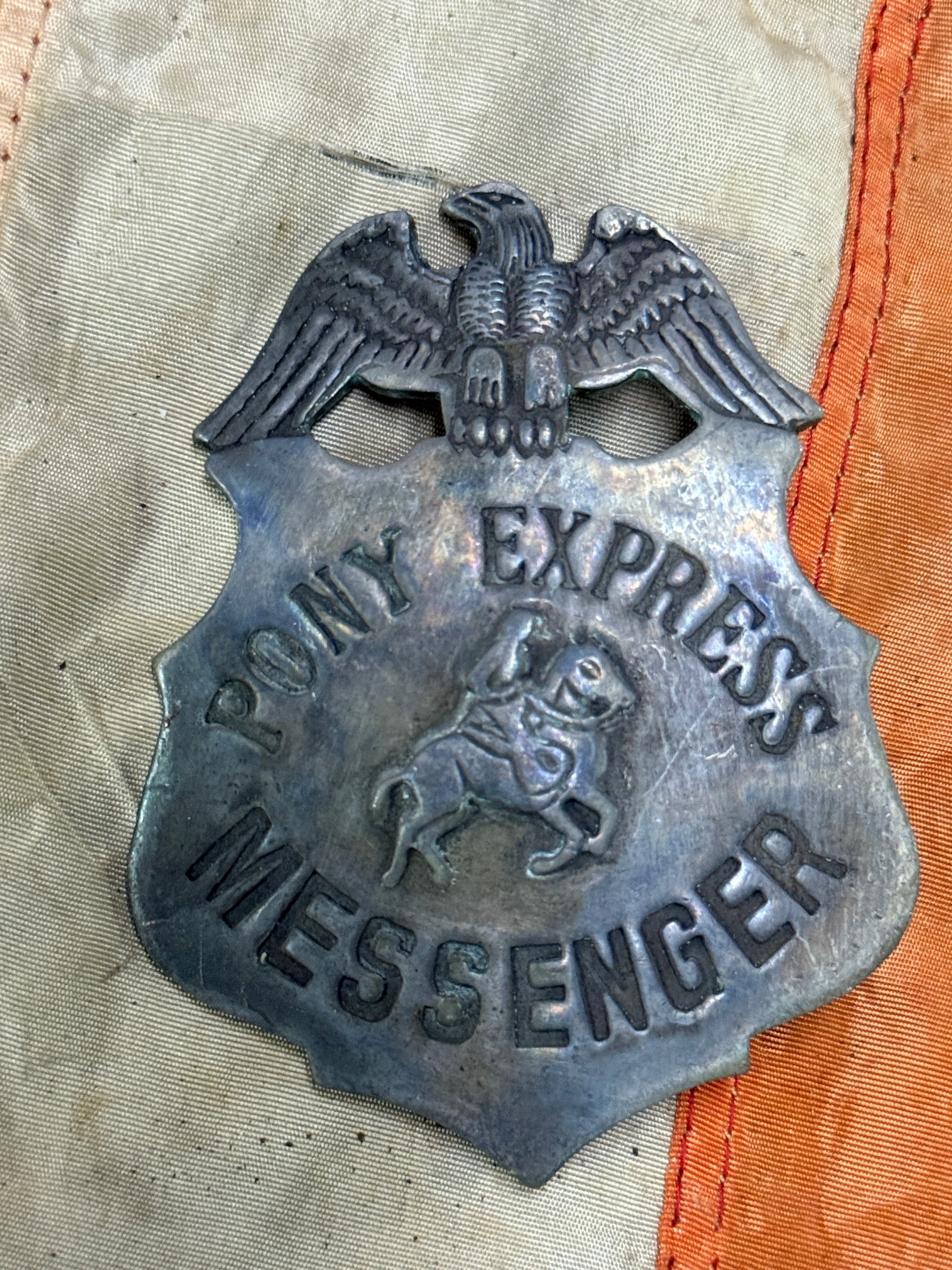 ANTIQUE 1800'S PONY EXPRESS MESSENGER BADGE: ANTIQUE 1800'S PONY EXPRESS MESSENGER BADGE. AN ULTRA RARE FIND THAT IS IN MINT OVERALL SHAPE AND CONDITION WITH A BEAUTIFUL OVERALL PATINA. HAS A GREAT LOOK TO IT WITH AN EXCELLENT OVERALL EYE APPEAL