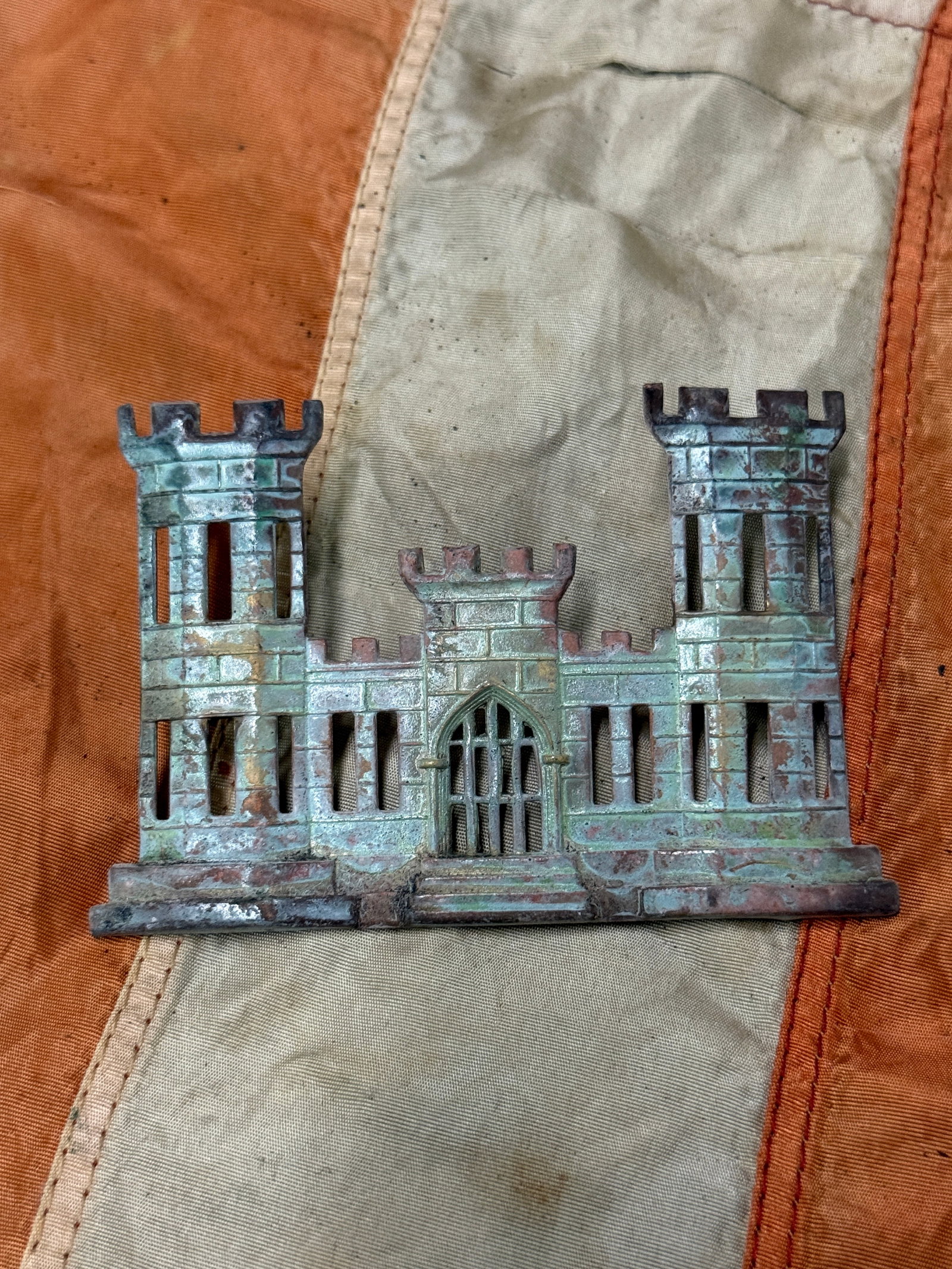 CIVIL WAR ENGINEERING CORPS ENGINEERS HEADGEAR BADGE INSIGNIA: CIVIL WAR ENGINEERING CORPS ENGINEERS HEADGEAR BADGE INSIGNIA. AN ULTRA RARE FIND THAT IS IN MINT OVERALL SHAPE AND CONDITION WITH A BEAUTIFUL OVERALL PATINA. HAS A GREAT LOOK TO IT WITH AN EXCELLENT 