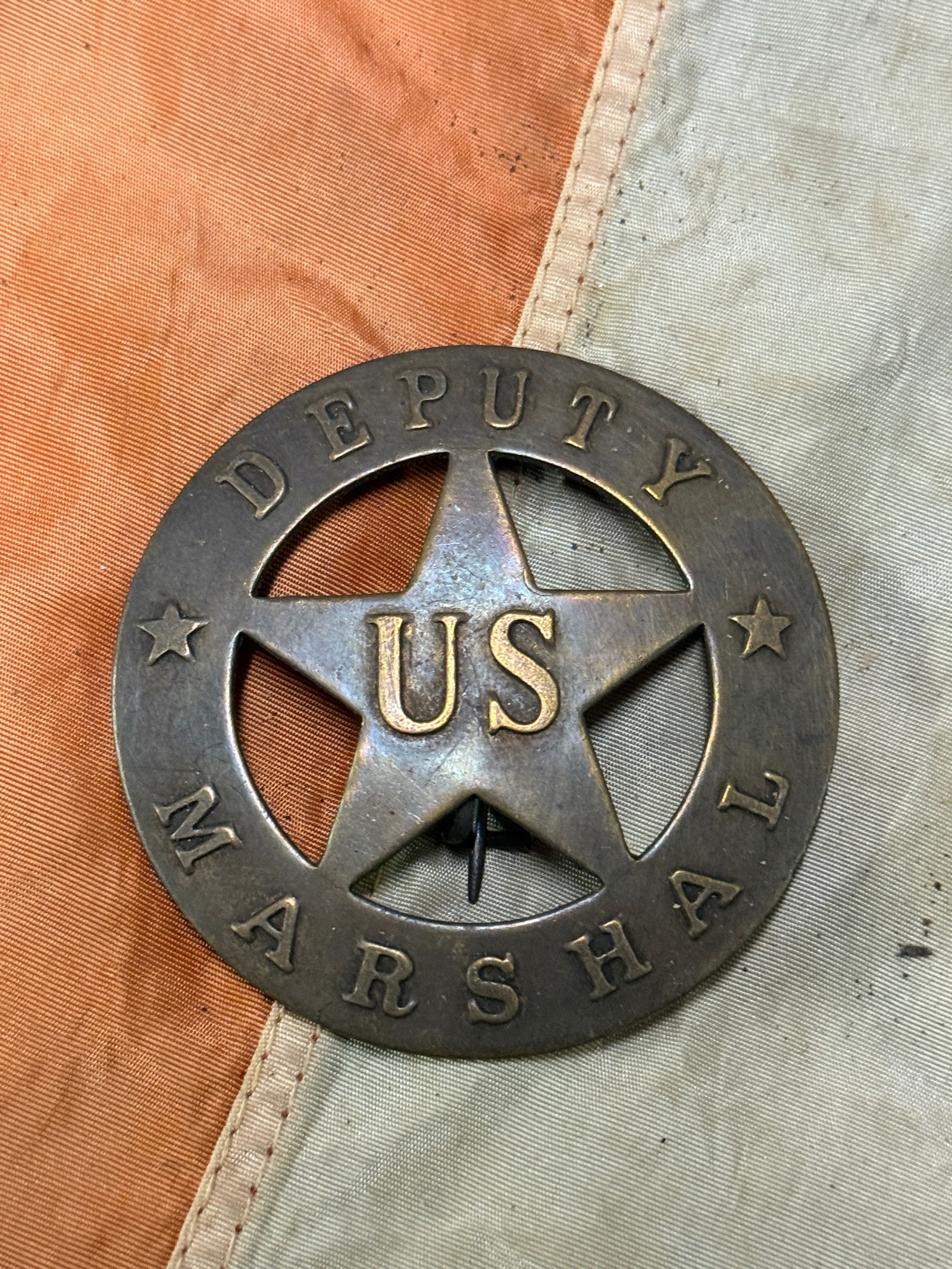 1800'S DEPUTY US MARSHAL BADGE: 1800'S DEPUTY US MARSHAL BADGE. AN ULTRA RARE FIND THAT IS IN MINT OVERALL SHAPE AND CONDITION WITH A BEAUTIFUL OVERALL PATINA. HAS A GREAT LOOK TO IT WITH AN EXCELLENT OVERALL EYE APPEAL. PLEASE VIEW
