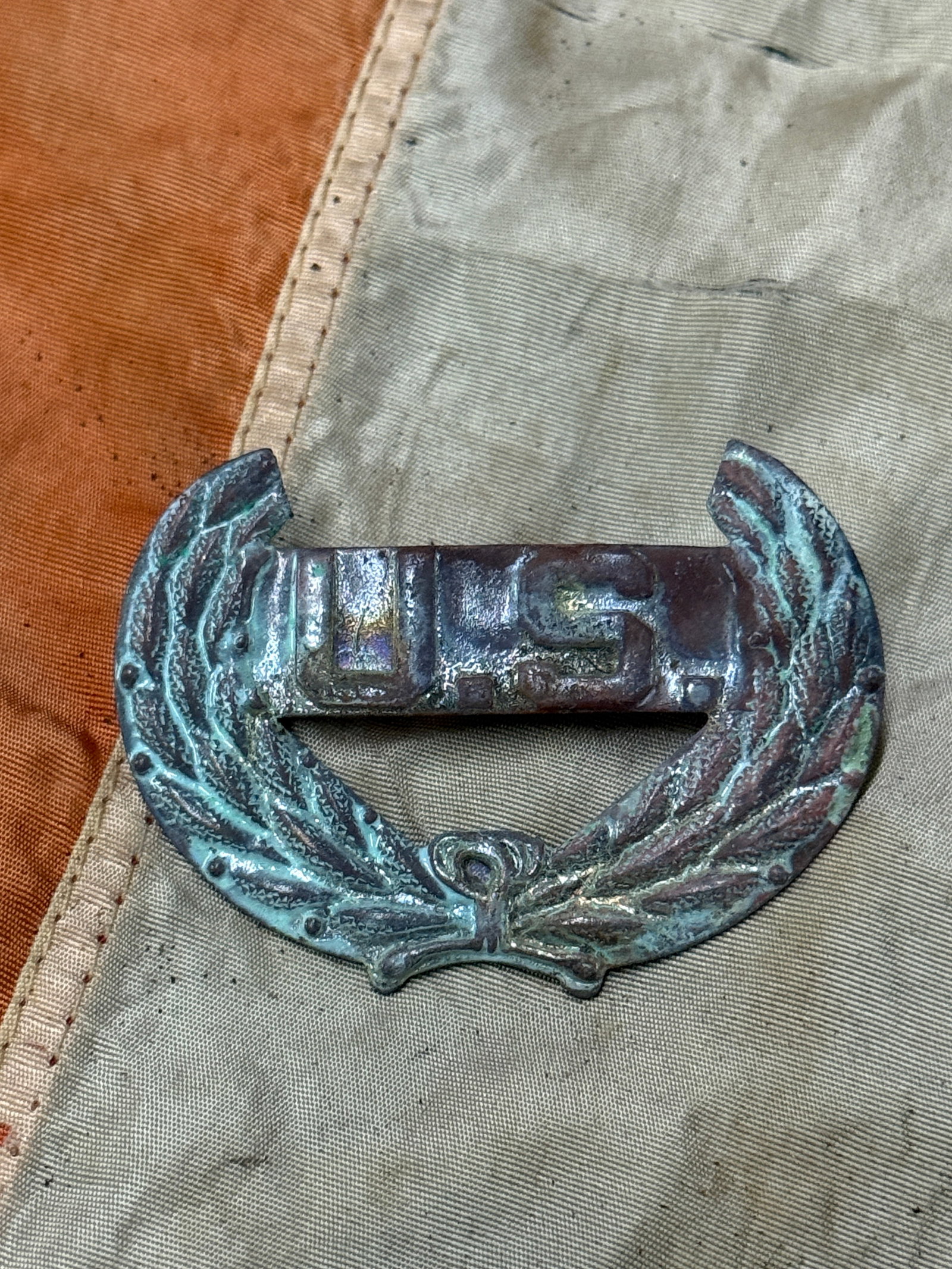 RARE CIVIL WAR UNION U.S. WITH WREATH HEADGEAR BADGE INSIGNIA: RARE CIVIL WAR UNION U.S. WITH WREATH HEADGEAR BADGE INSIGNIA. AN ULTRA RARE FIND THAT IS IN MINT OVERALL SHAPE AND CONDITION WITH A BEAUTIFUL OVERALL PATINA. HAS A GREAT LOOK TO IT WITH AN EXCELLENT 