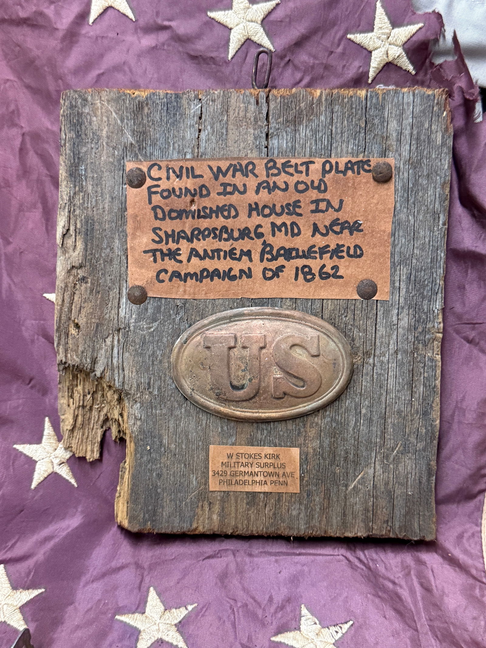 CIVIL WAR U.S. BELT BUCKLE FOUND IN MARYLAND BY W. STOKES KIRK - ATTACHED TO WOODEN SLAB: CIVIL WAR U.S. BELT BUCKLE FOUND IN MARYLAND BY W. STOKES KIRK - ATTACHED TO WOODEN SLAB. A VERY RARE FIND. SHOWS GOOD WEAR AND USE. PLEASE VIEW ALL DETAILED PICTURES. A RARE FIND.