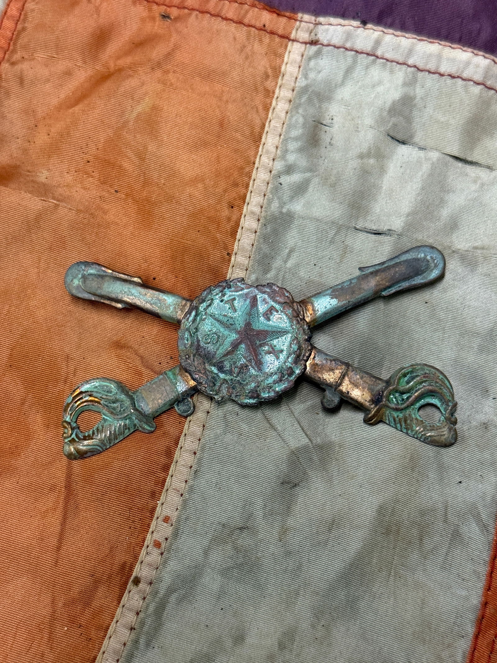 CIVIL WAR CONFEDERATE CSA TEXAS CAVALRY HEADGEAR BADGE INSIGNIA: CIVIL WAR CONFEDERATE CSA TEXAS CAVALRY HEADGEAR BADGE INSIGNIA. AN ULTRA RARE FIND THAT IS IN MINT OVERALL SHAPE AND CONDITION WITH A BEAUTIFUL OVERALL PATINA. HAS A GREAT LOOK TO IT WITH AN EXCELLEN