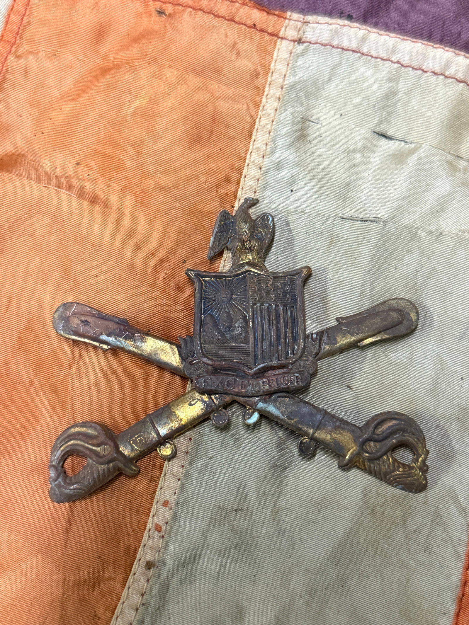 CIVIL WAR NEW YORK CAVALRY HEADGEAR BADGE INSIGNIA: CIVIL WAR NEW YORK CAVALRY HEADGEAR BADGE INSIGNIA. AN ULTRA RARE FIND THAT IS IN MINT OVERALL SHAPE AND CONDITION WITH A BEAUTIFUL OVERALL PATINA. HAS A GREAT LOOK TO IT WITH AN EXCELLENT OVERALL EYE