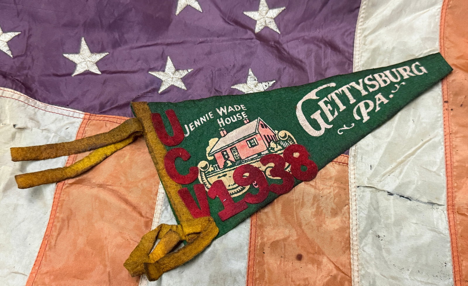 CIVIL WAR U.C.V. GETTYSBURG JENNIE WADE HOUSE TOUR PENNANT: CIVIL WAR U.C.V. GETTYSBURG JENNIE WADE HOUSE TOUR PENNANT. A RARE FIND. SHOWS GOOD WEAR AND USE. PLEASE VIEW ALL DETAILED PICTURES. A SCARCE EXAMPLE.