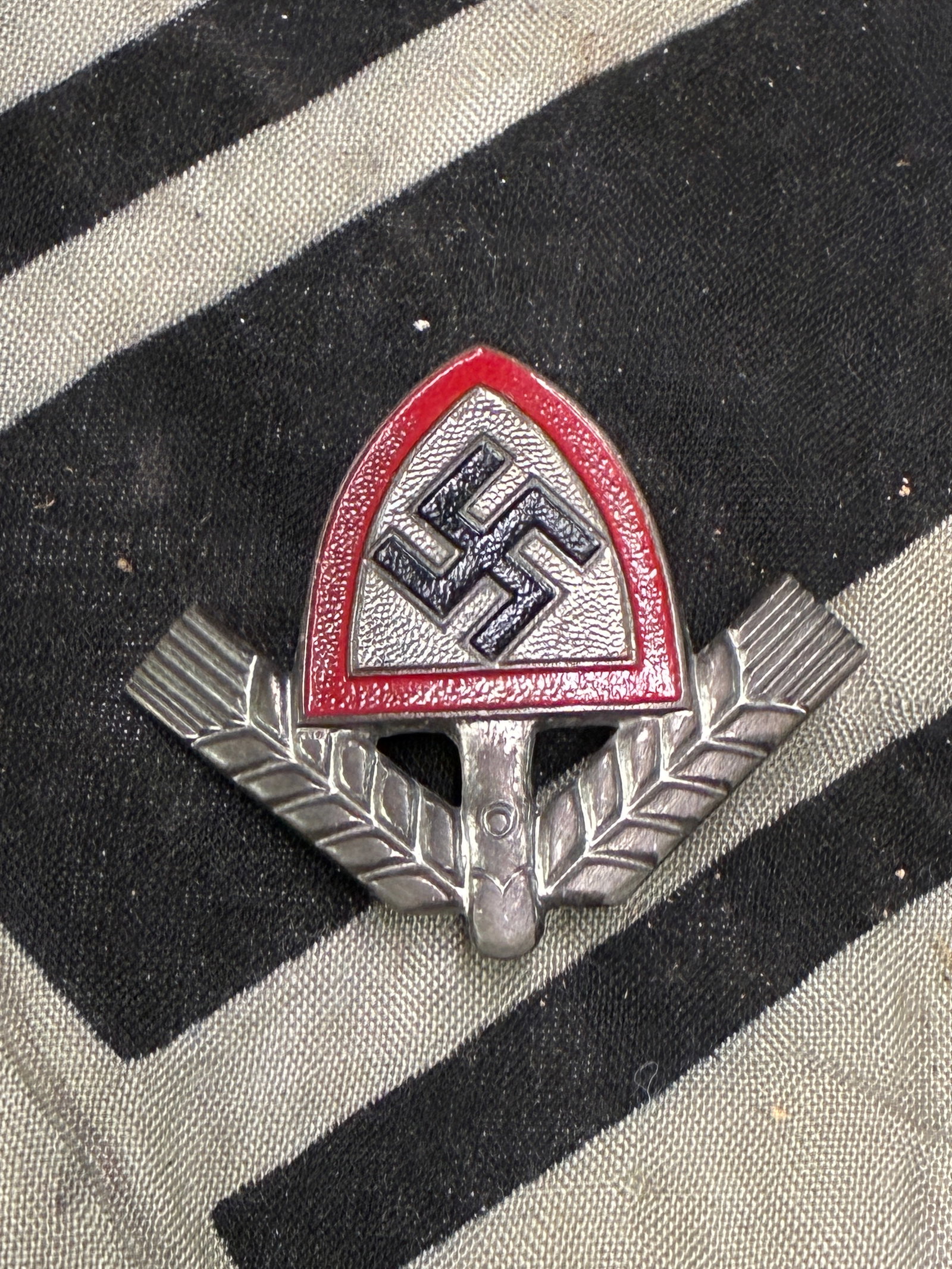 German WWII RAD Enlisted Metal Hat Insignia By Ges. Gesch.: German WWII RAD Enlisted Metal Hat Insignia By Ges. Gesch. Shows good wear and use with a beautiful overall patina. Please view all detailed pictures. A scarce example.