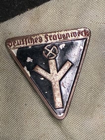 WW2 German Deutsches Frauenwerk Member Badge RZM