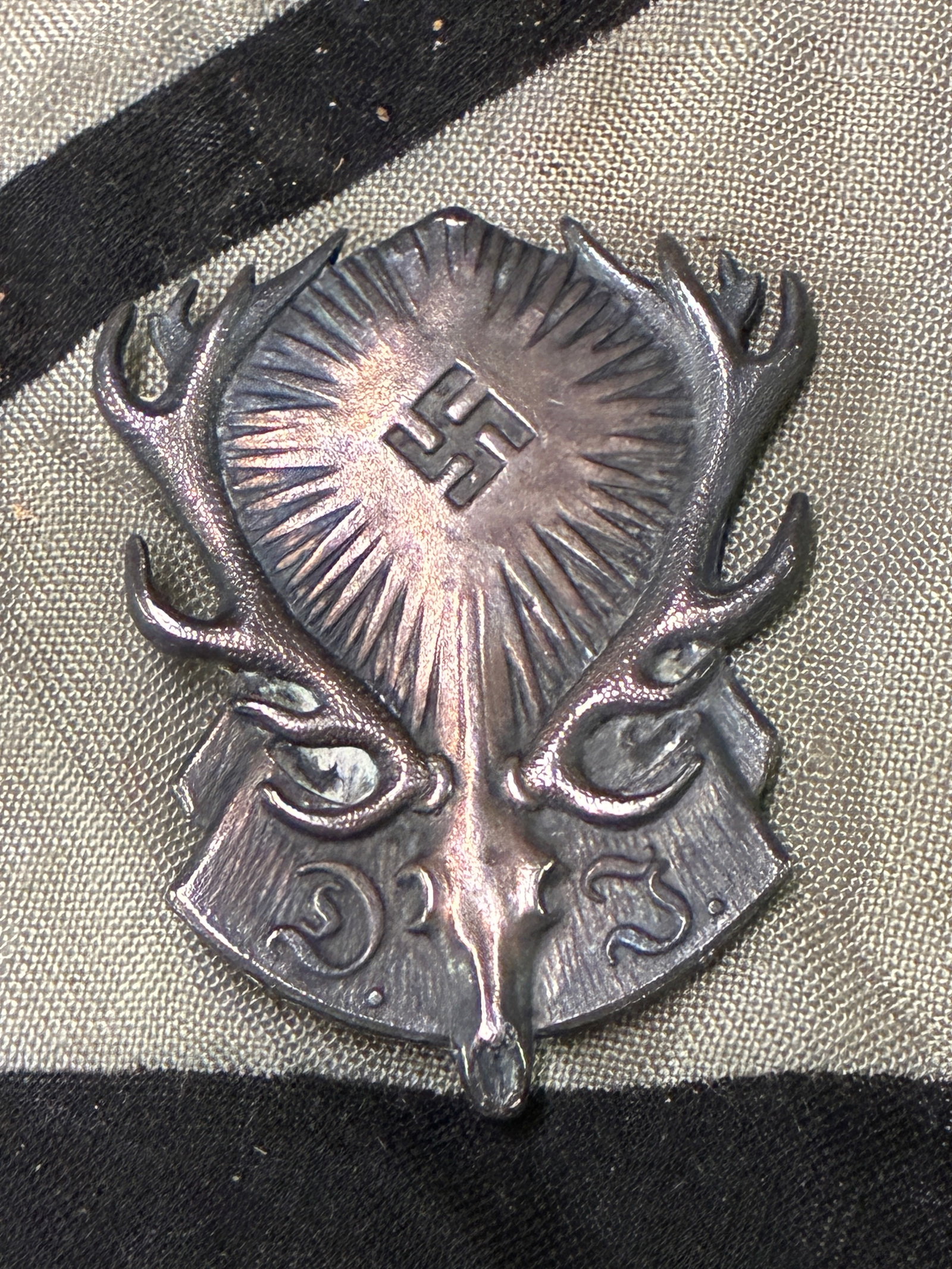 WW2 German hunting association badge (Deutsche Jägerschaft): WW2 German hunting association badge (Deutsche Jägerschaft). A rare find. Shows good wear and use with a beautiful patina throughout. Please view all detailed pictures. A scarce example of the time p