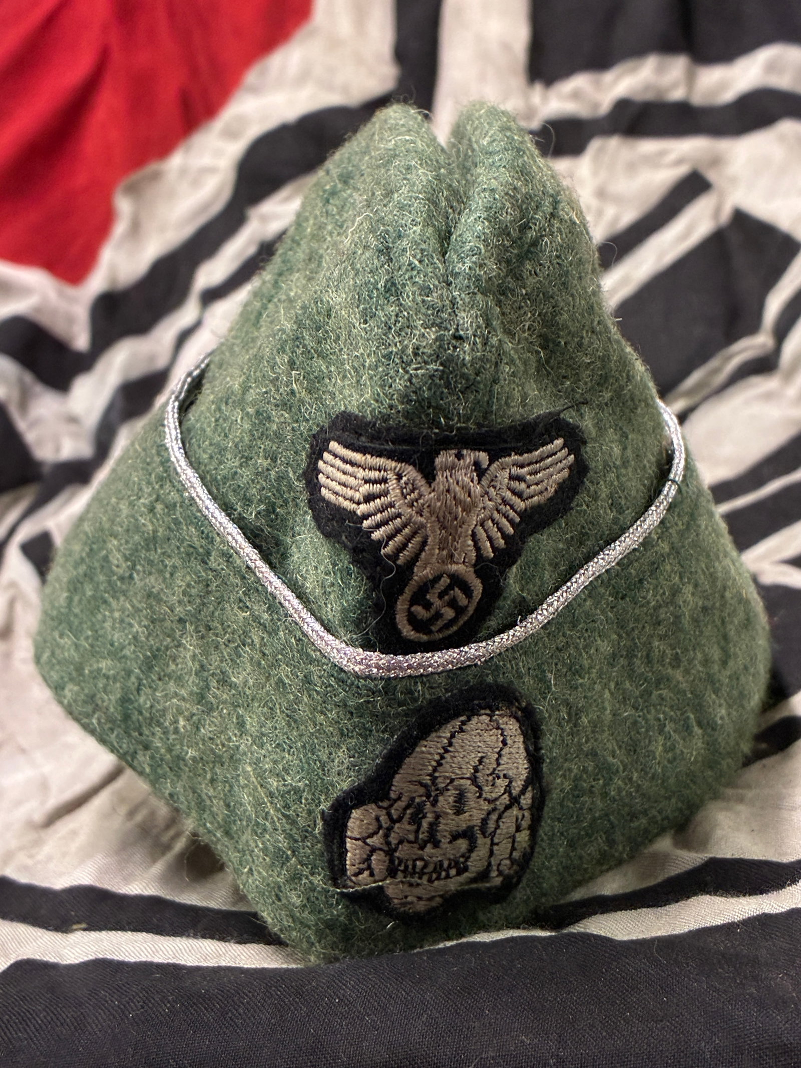 RARE WW2 GERMAN M40 TOTENKOPF SS OVERSEAS CAP FELDMUTZE 1942 0/0549/0065: RARE WW2 GERMAN M40 TOTENKOPF SS OVERSEAS CAP FELDMUTZE 1942 0/0549/0065. AN ULTRA RARE FIND THAT IS IN MINT OVERALL SHAPE AND CONDITION WITH A BEAUTIFUL OVERALL PATINA. Officer’s M40 overseas cap (