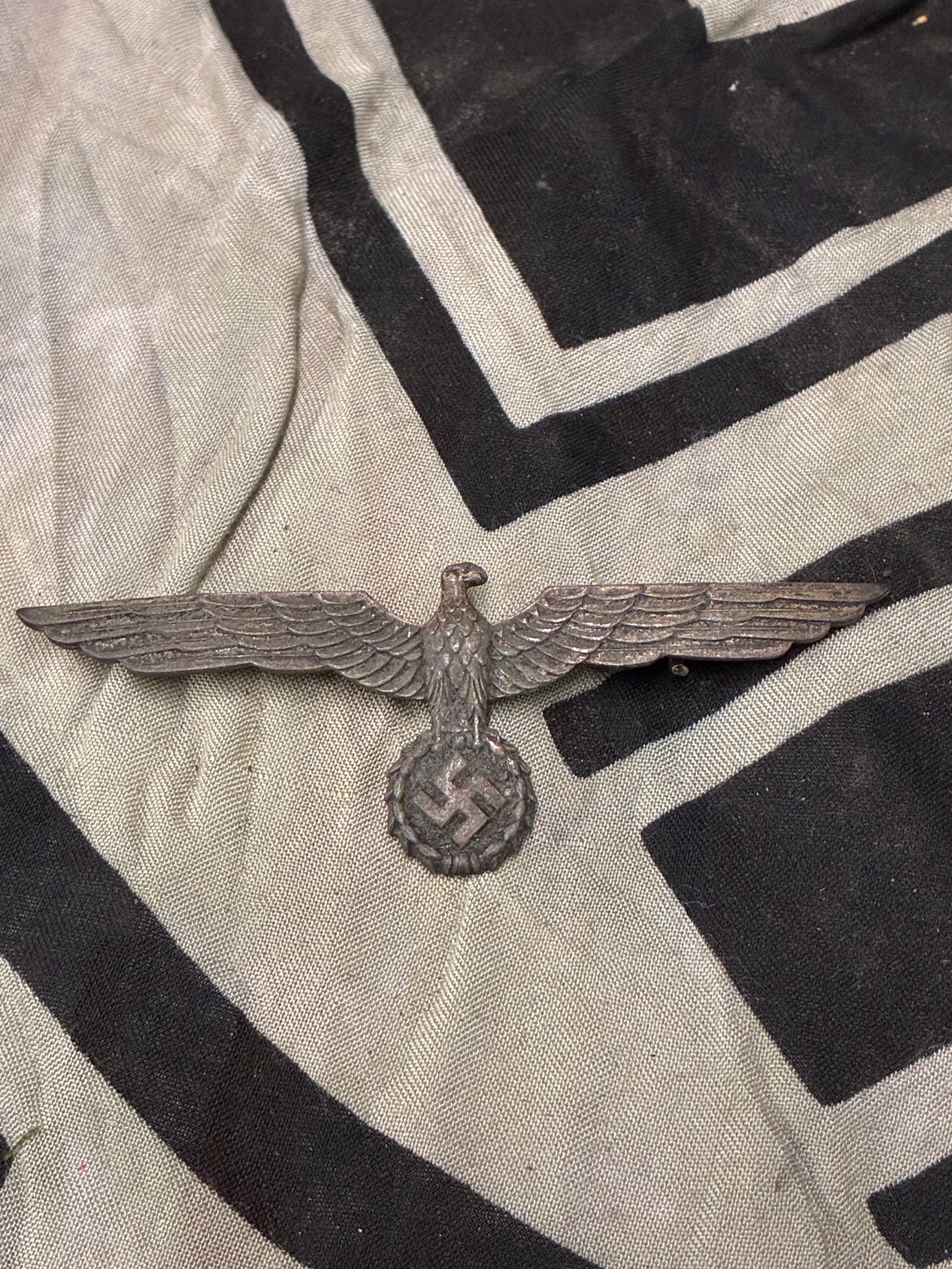 WWII GERMAN ARMY OFFICERS WHITE SUMMER TUNIC BREAST EAGLE: WWII GERMAN ARMY OFFICERS WHITE SUMMER TUNIC BREAST EAGLE. ALUMINUM CONSTRUCTION. MEASURES 3 3/4? FROM WING TIP TO WING TIP. GOOD PIN BACK WITH HOOK CATCH. SHOWS USE AND WEAR WITH SOME DINGS AND CORRO