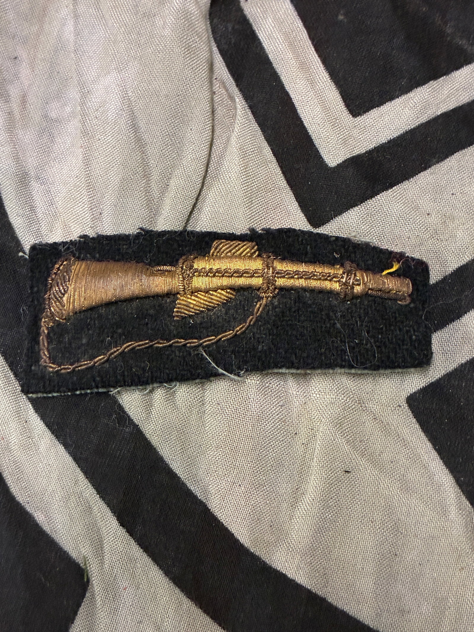 WW2 GERMAN ITALIAN FASCIST RIFLE BULLION CLOTH INSIGNIA - MARKSMAN: WW2 GERMAN ITALIAN FASCIST RIFLE BULLION CLOTH INSIGNIA - MARKSMAN. A VERY RARE EXAMPLE THAT IS IN MINT OVERALL SHAPE AND CONDITION WITH A BEAUTIFUL OVERALL PATINA. SHOWS GOOD WEAR AND USE. PLEASE VIE