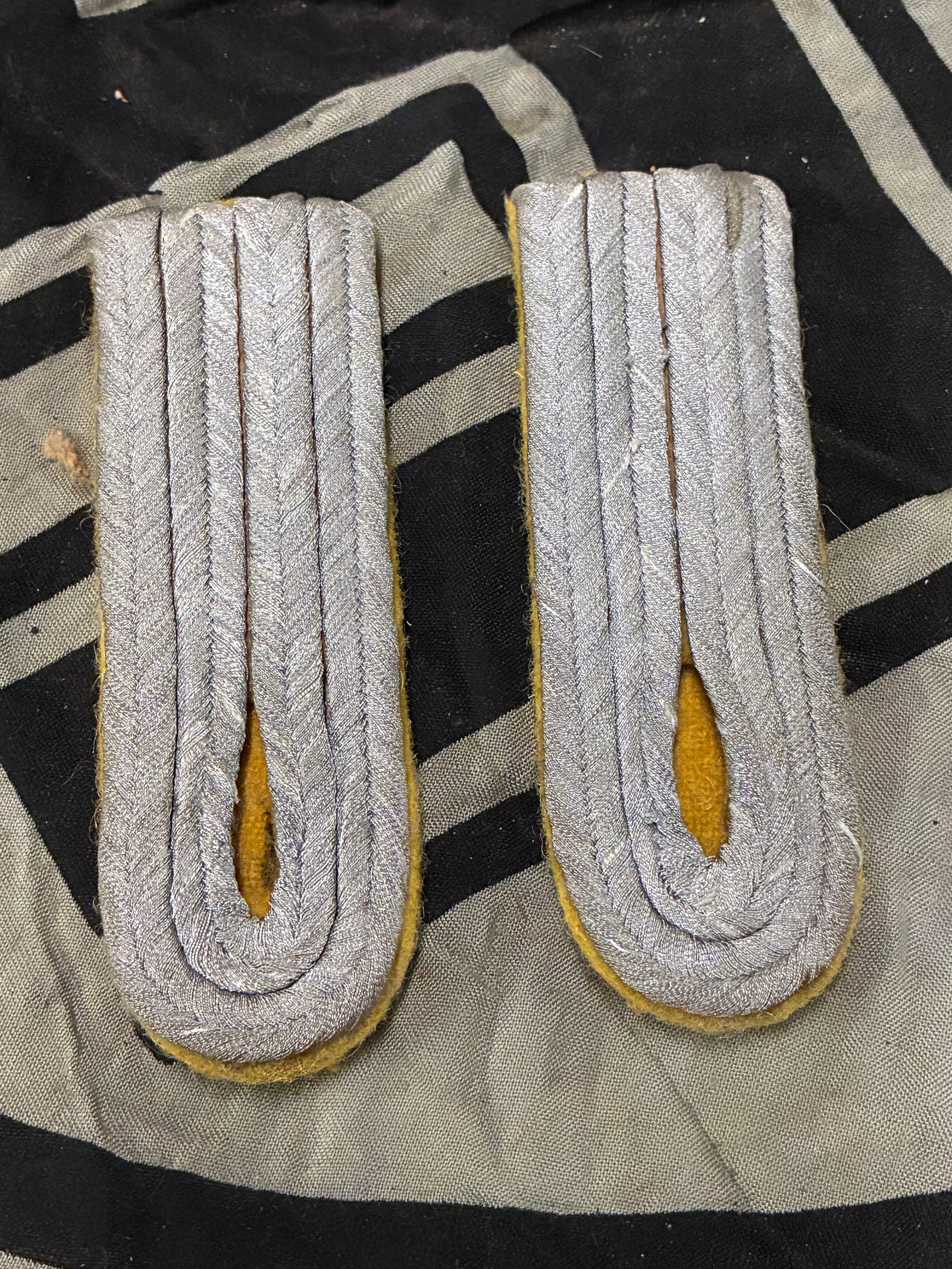 WW2 German GDR Pair Of Shoulder Flaps Telecommunications Officer: WW2 German GDR Pair Of Shoulder Flaps Telecommunications Officer. A rare find. Shows good wear and use with a beautiful overall paitna.