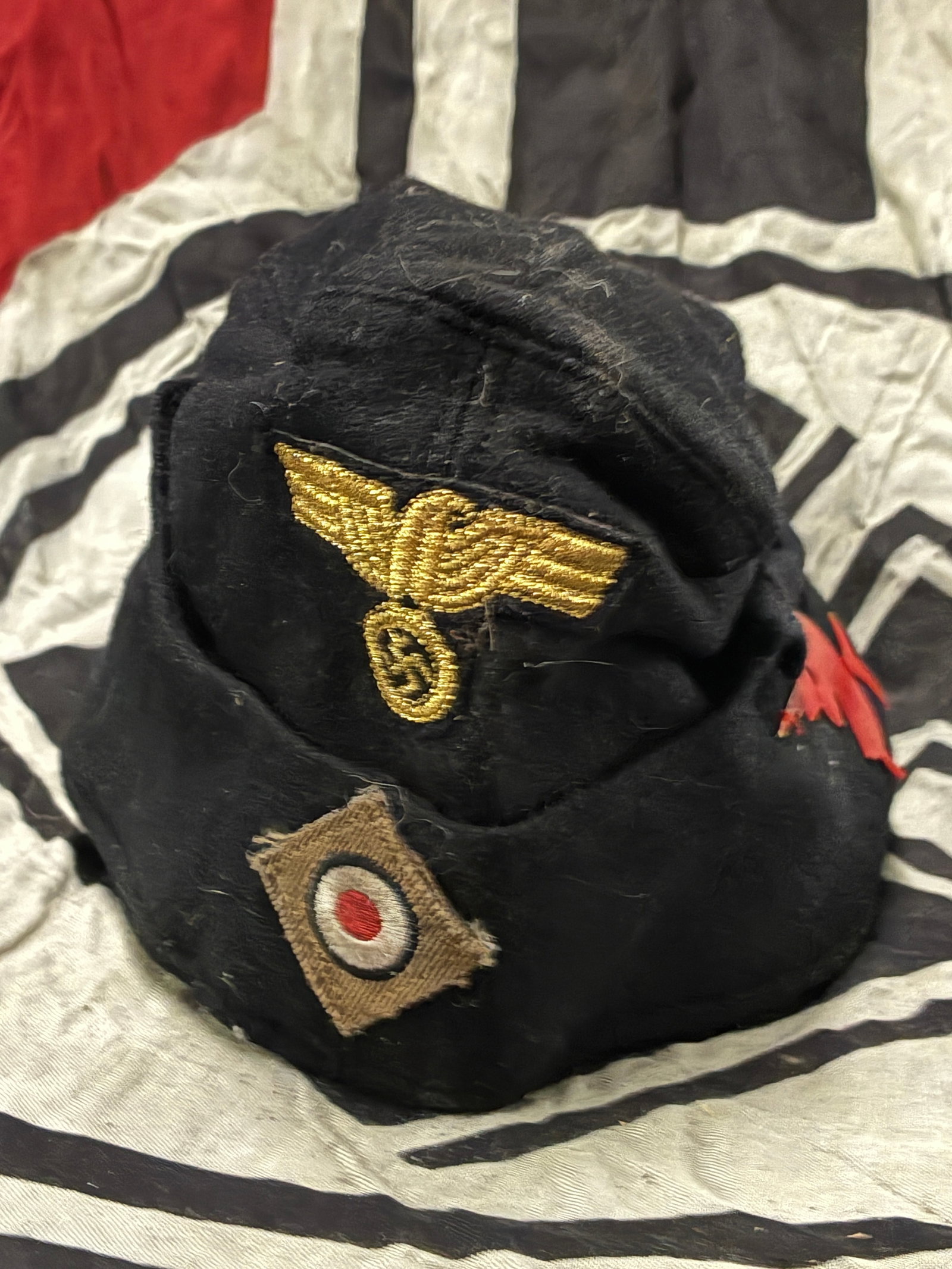 WW2 GERMAN E-BOAT KRIEGSMARINE ENLISTED NCO OVERSEAS CAP: WW2 GERMAN E-BOAT KRIEGSMARINE ENLISTED NCO OVERSEAS CAP. The inside & outside etc. all show good wear. Has all the insignias securely attached. Shows good wear and use with a beautiful patina through