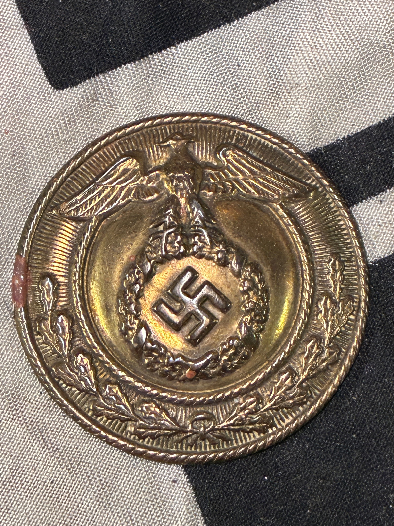 RARE WW2 GERMAN SA BUCKLE TOP: RARE WW2 GERMAN SA BUCKLE TOP. A SCARCE EXAMPLE. SHOWS GOOD WEAR AND USE WITH A BEAUTIFUL OVERALL PATINA. PLEASE VIEW ALL DETAILED PICTURES. A VERY RARE EXAMPLE OF THE TIME PERIOD.