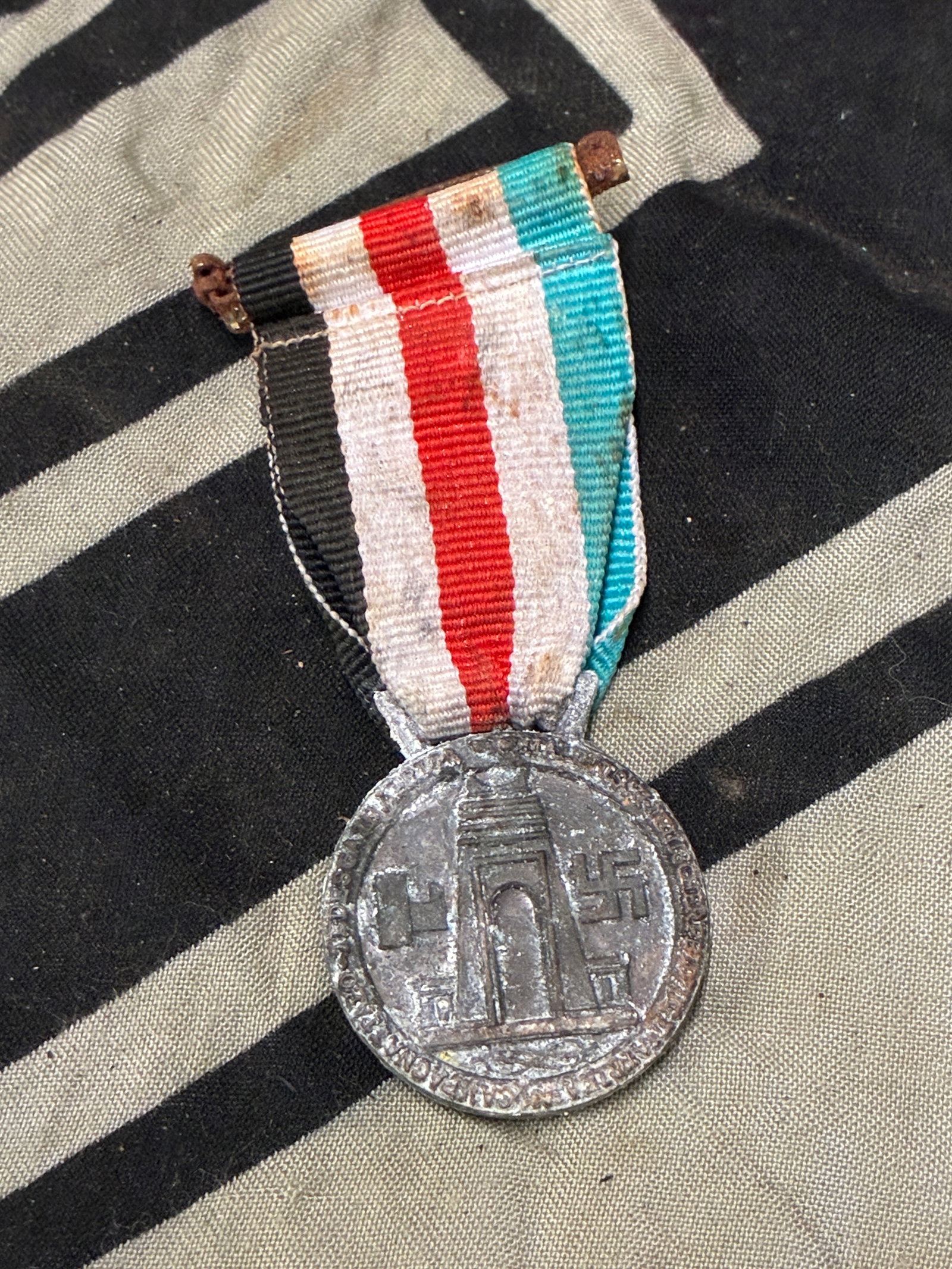 WW2 Italian/German African Campaign Medal (silver color): WW2 Italian/German African Campaign Medal (silver color). Shows good wear and use with a beautiful overall patina. Please view all detailed pictures. A scarce example of the time period.